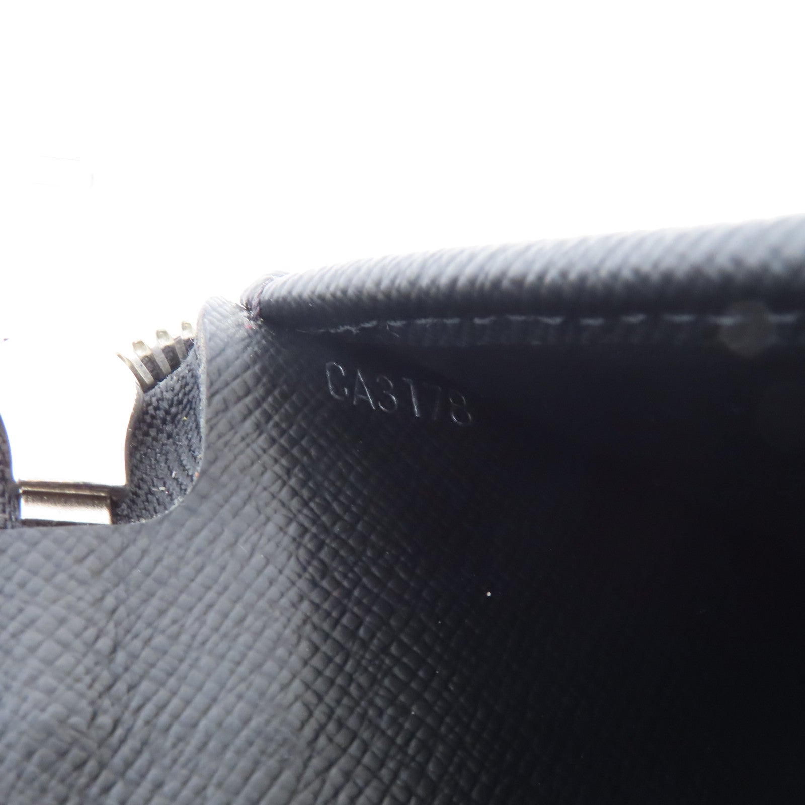 LOUIS VUITTON 【激減優惠】Taiga Zipper Wallet Vertical銀扣長錢包黑色