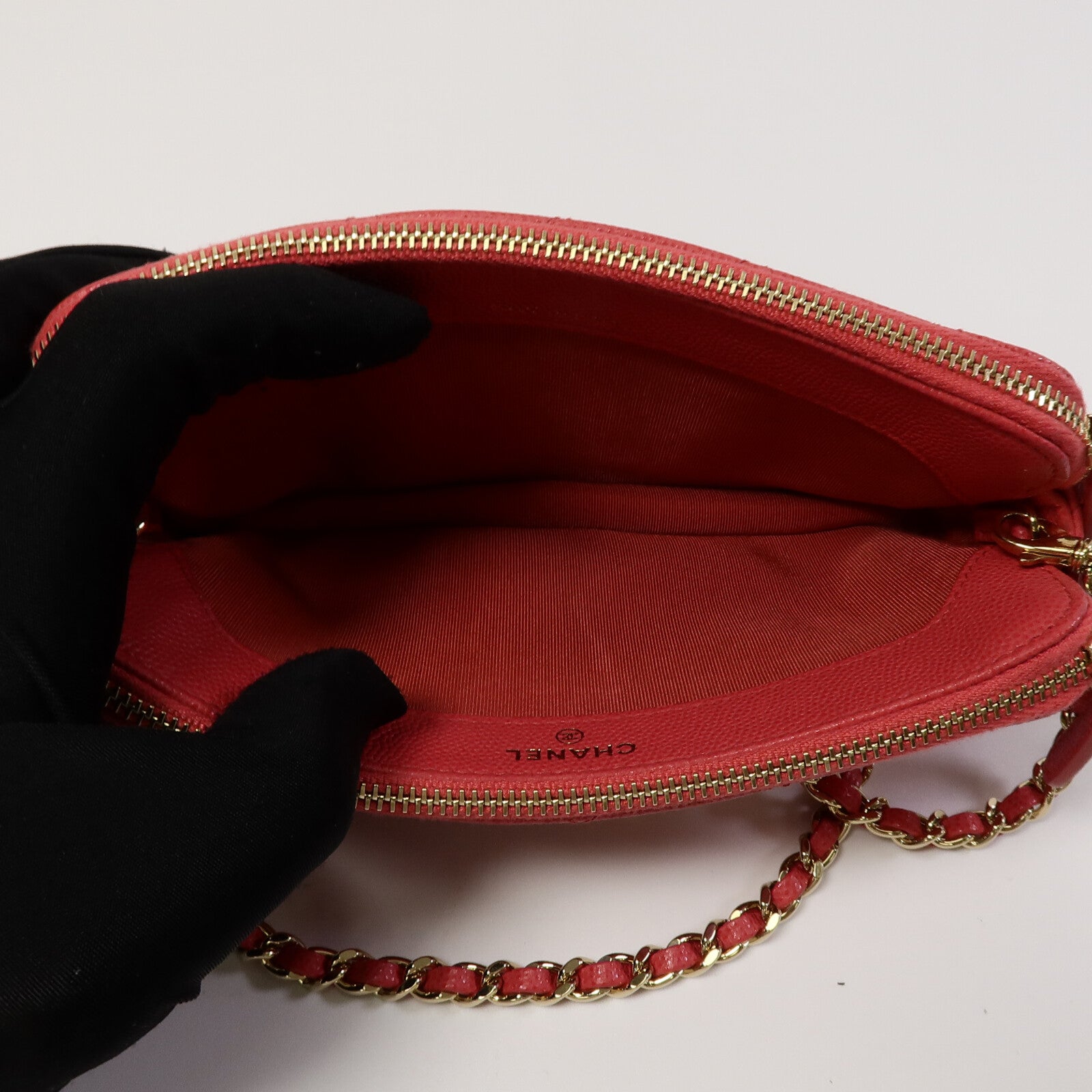 CHANEL 牛皮皮革Zipper Phone Bag鏈帶肩背袋