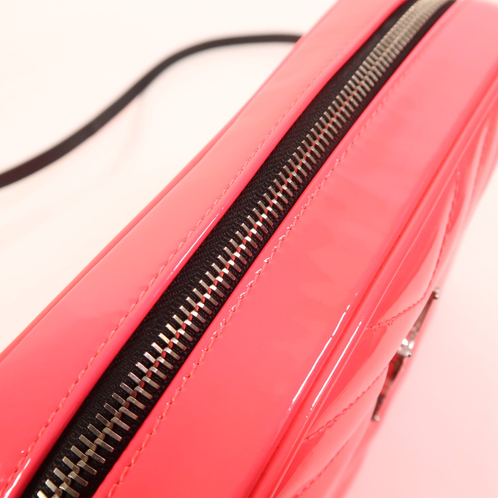 SAINT LAURENT 漆皮皮革Lou Camera Bag銀扣肩背袋