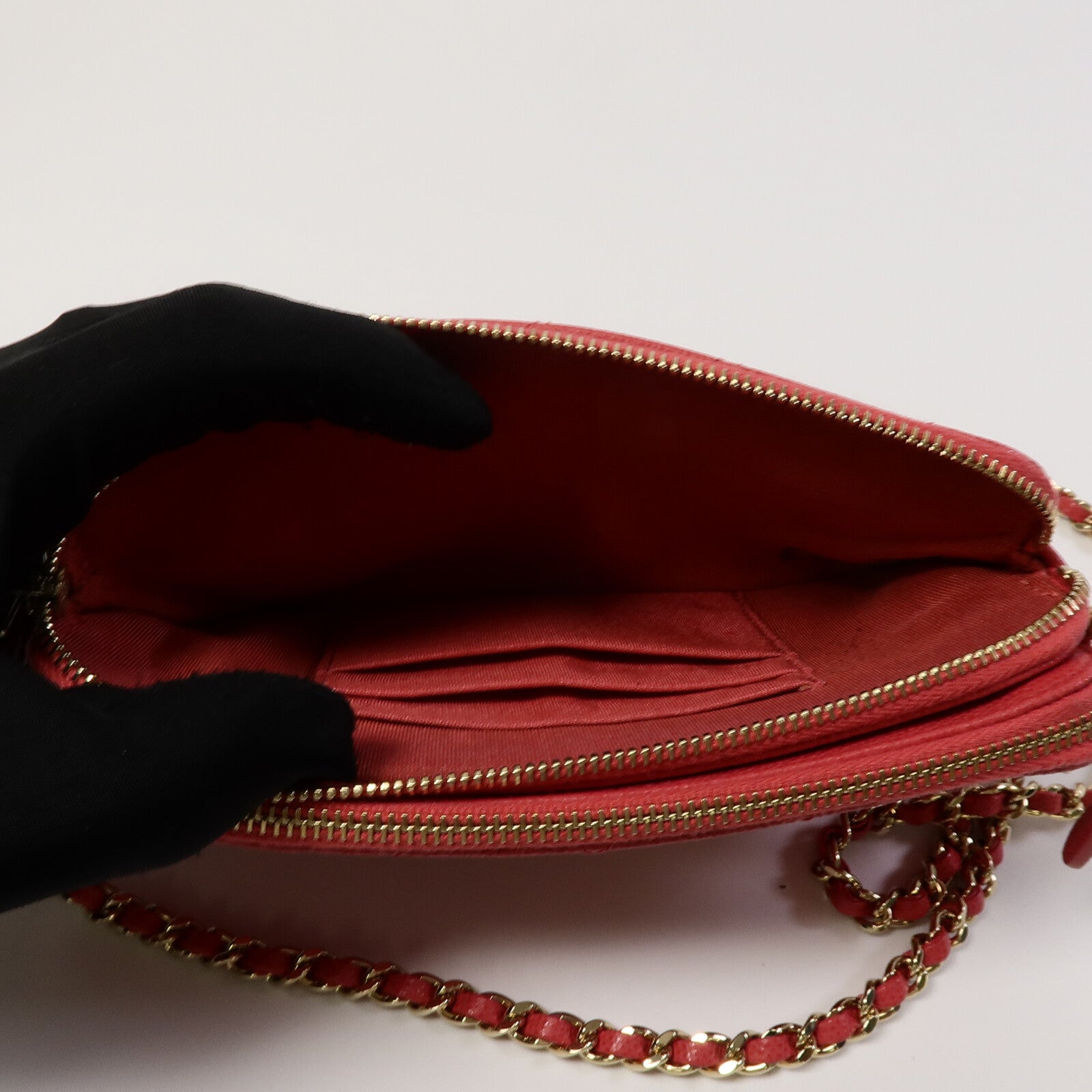 CHANEL 牛皮皮革Zipper Phone Bag鏈帶肩背袋