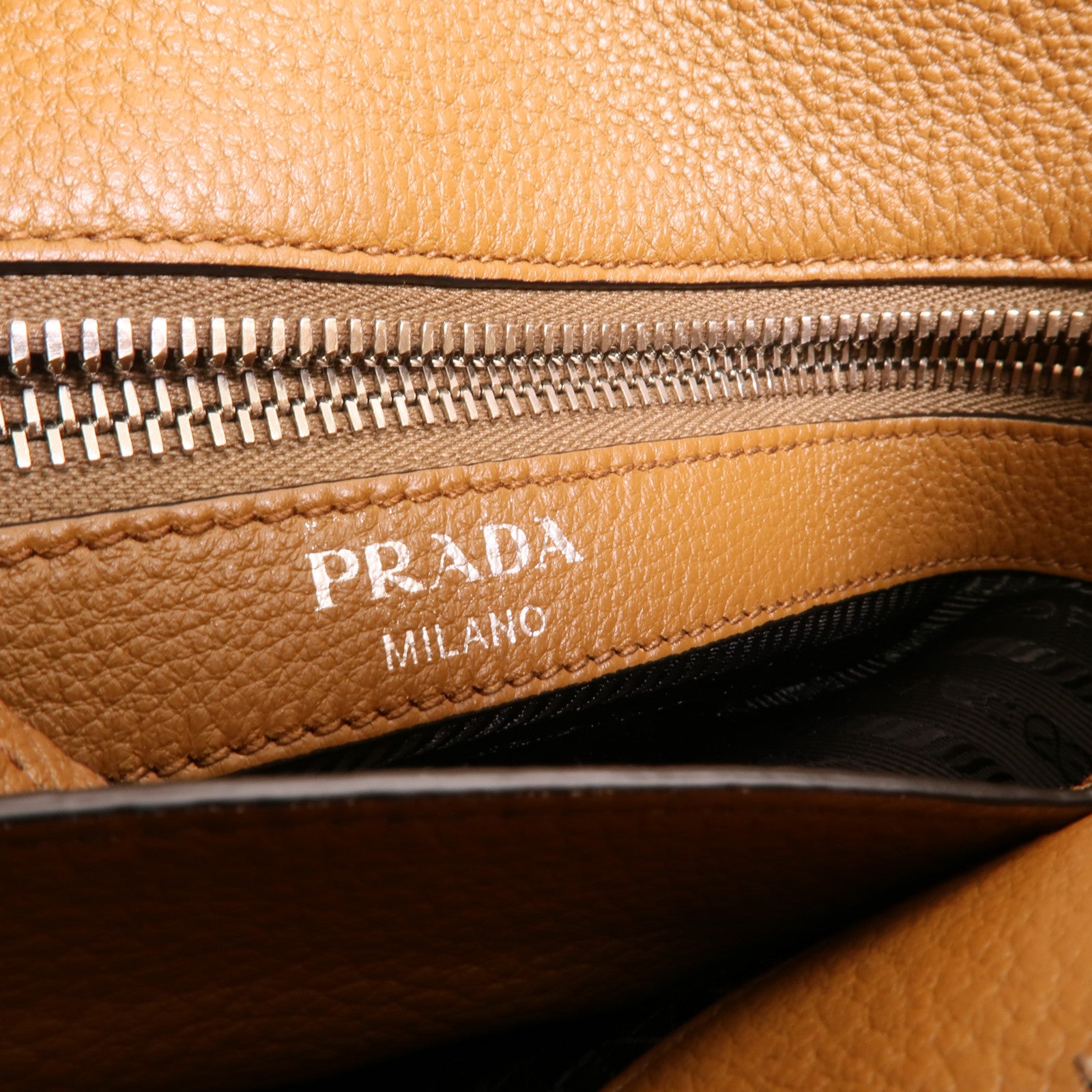 PRADA 牛皮皮革Vitello Phenix肩背袋