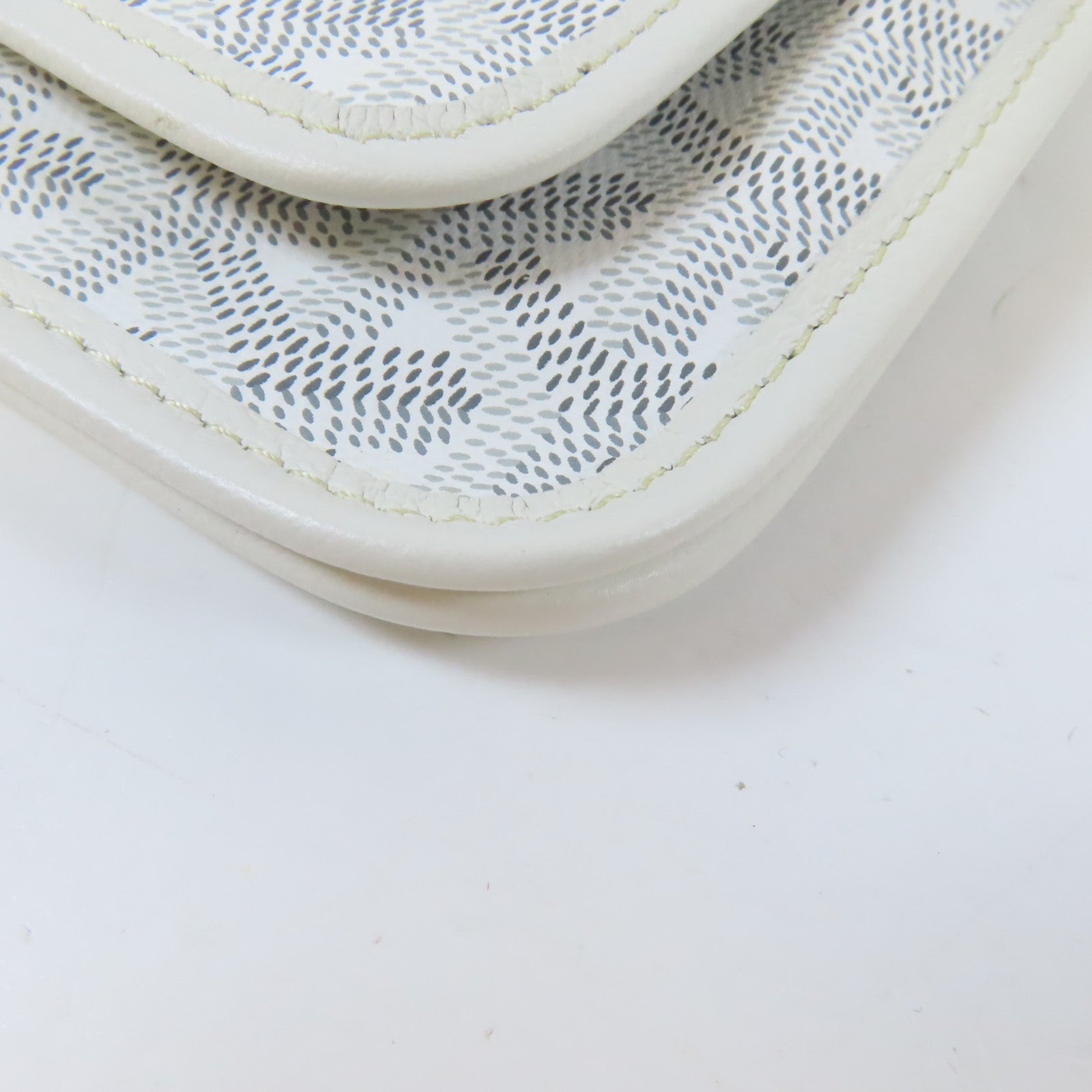 GOYARD 塗層帆布Plumet Pocket Wallet銀扣肩背袋白色