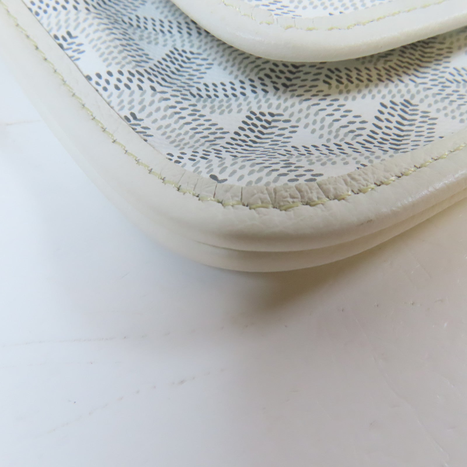 GOYARD 塗層帆布Plumet Pocket Wallet銀扣肩背袋白色