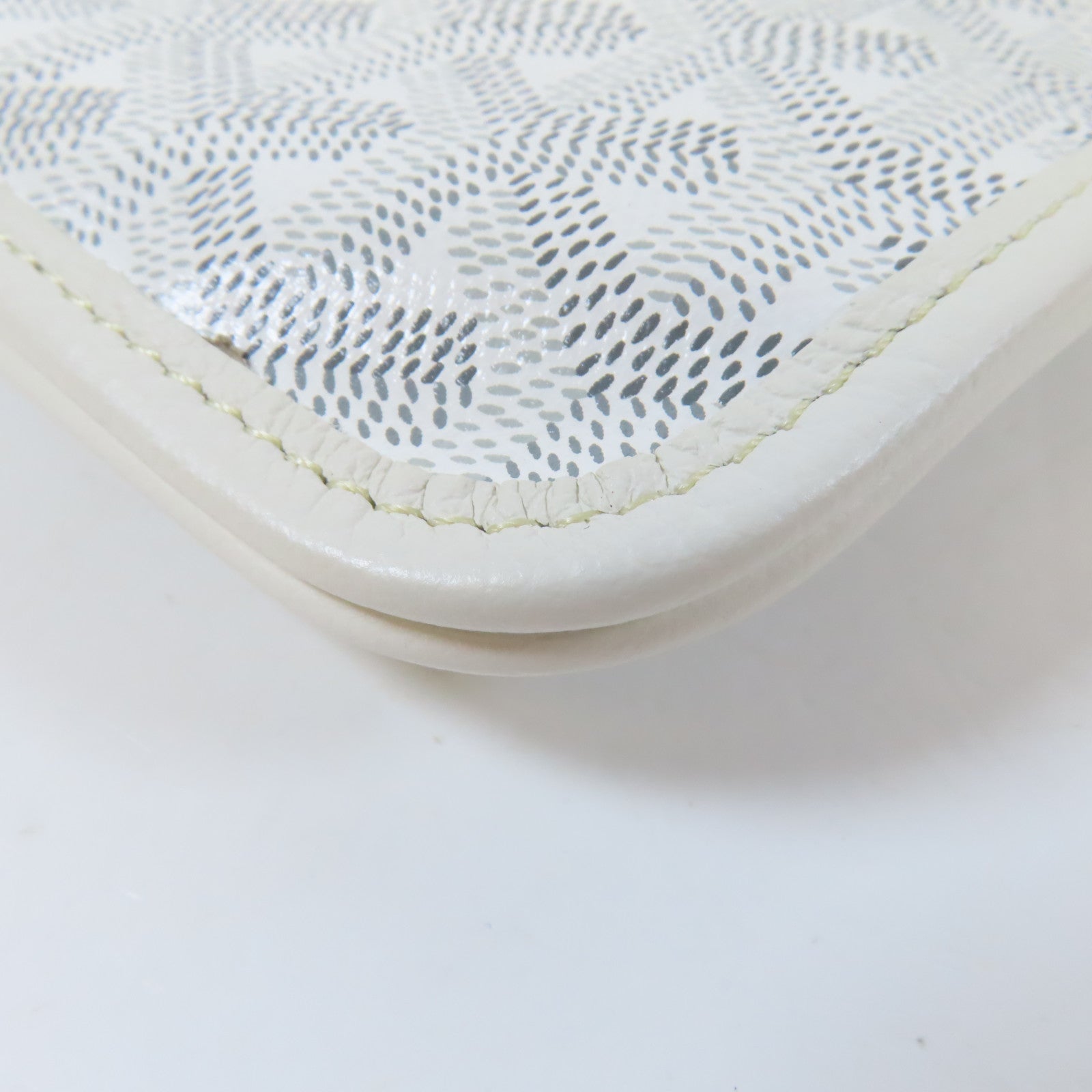 GOYARD 塗層帆布Plumet Pocket Wallet銀扣肩背袋白色