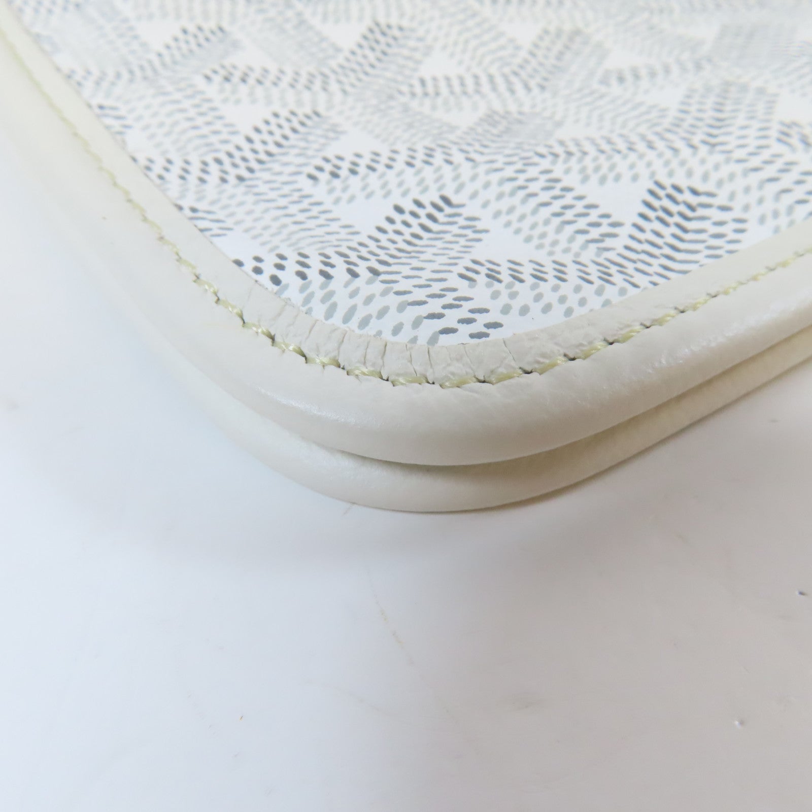 GOYARD 塗層帆布Plumet Pocket Wallet銀扣肩背袋白色