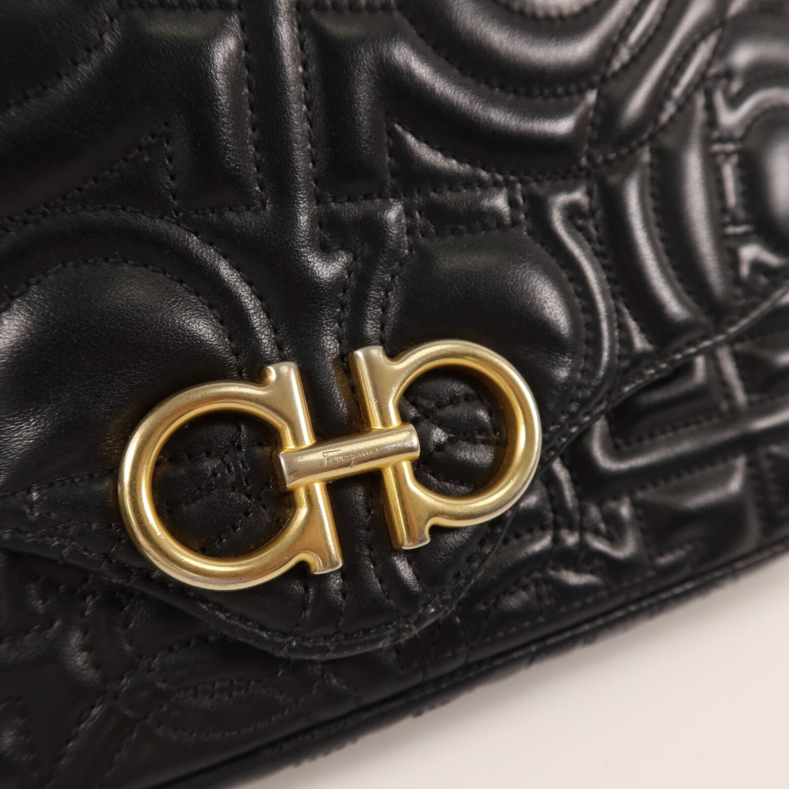 Salvatore Ferragamo 牛皮皮革Shoulder Bag鏈帶肩背袋