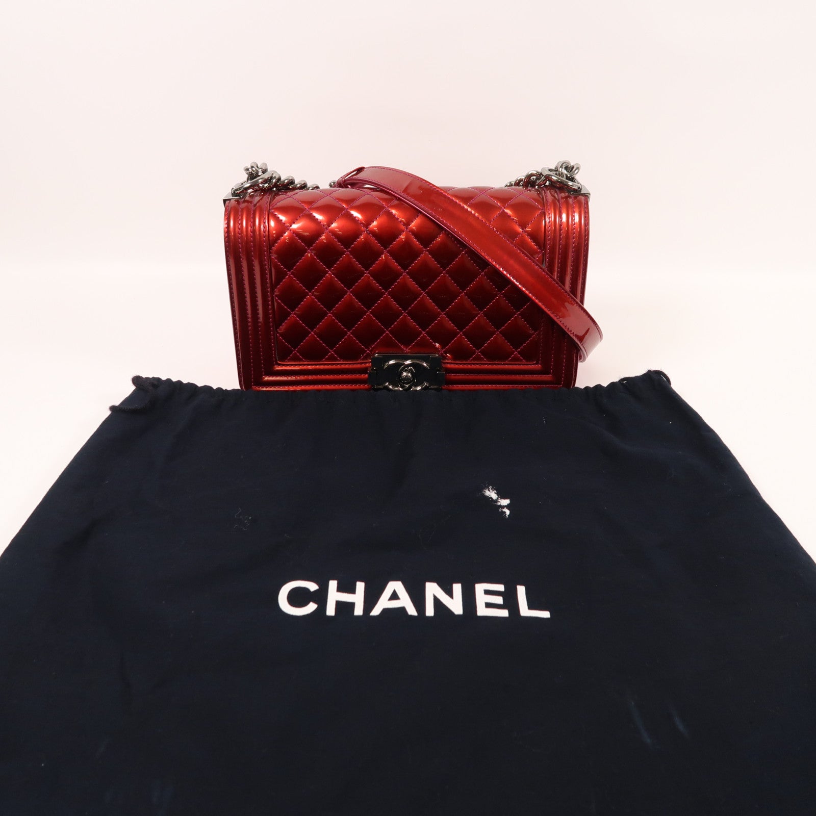 CHANEL 漆皮皮革Boy Chanel鏈帶肩背袋