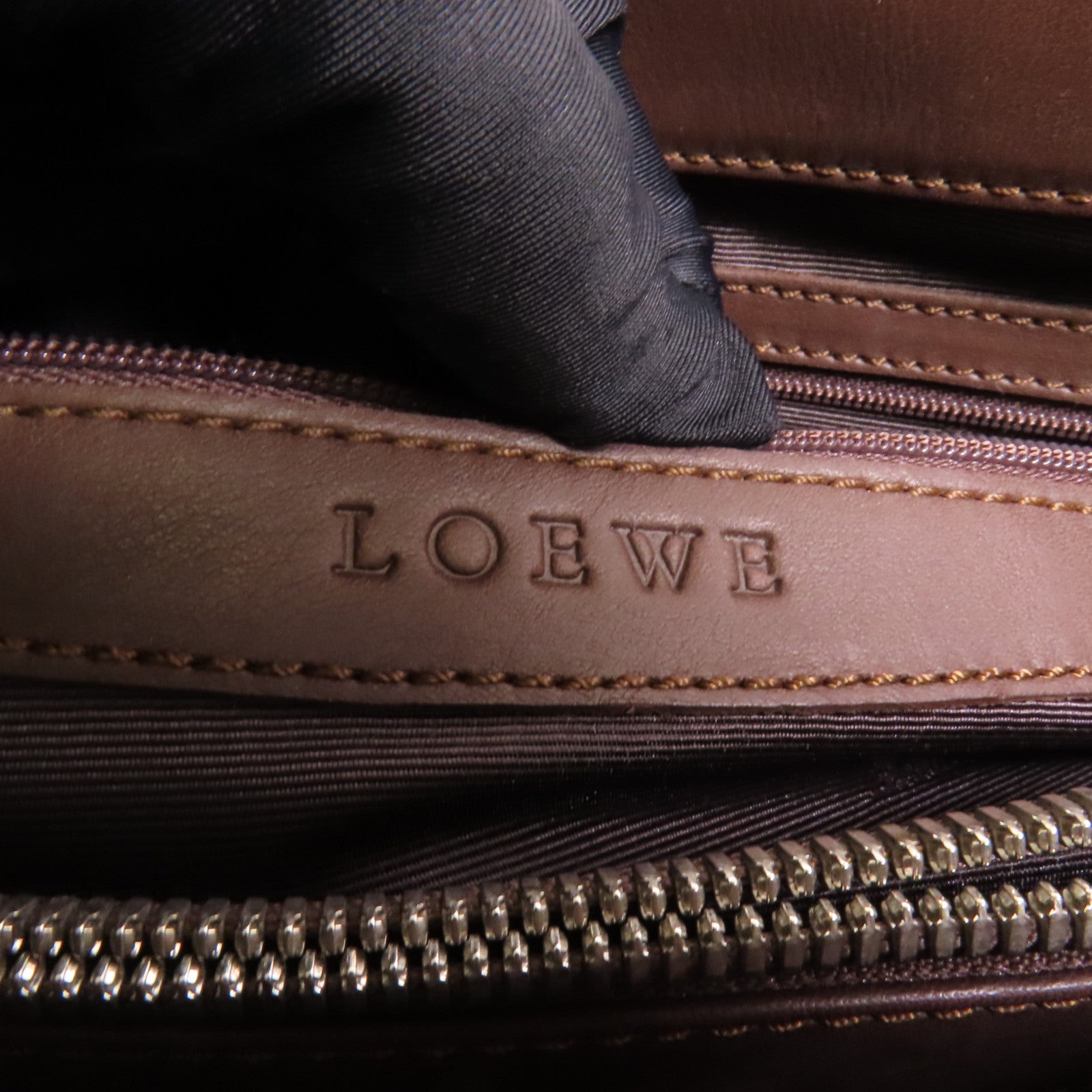 LOEWE 牛皮皮革Handbag銀扣手挽袋