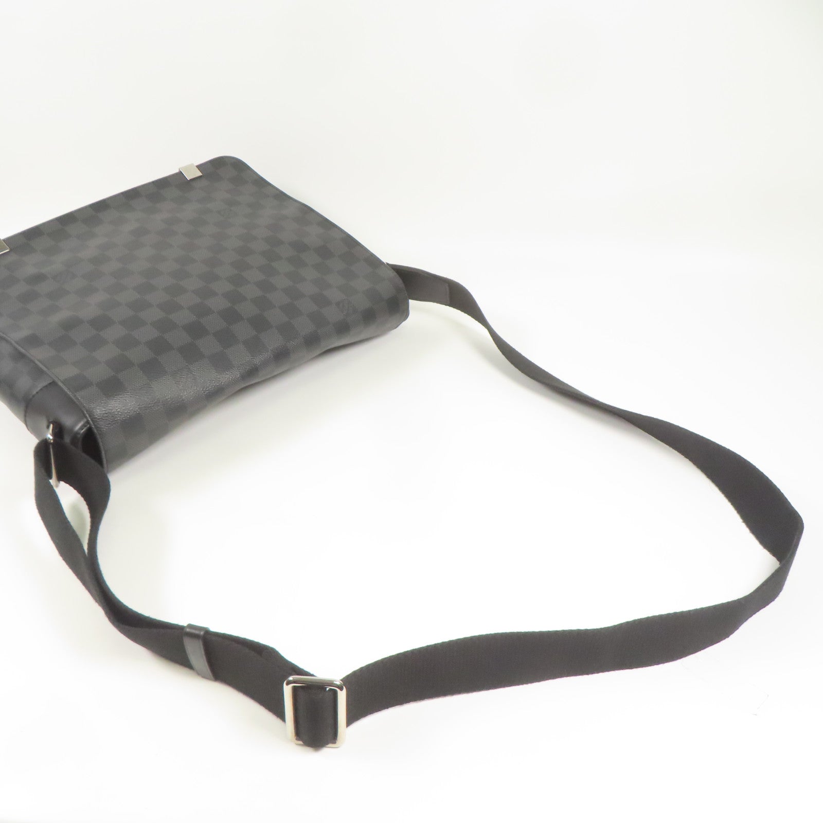 LOUIS VUITTON Damier Graphite District MM銀扣肩背袋