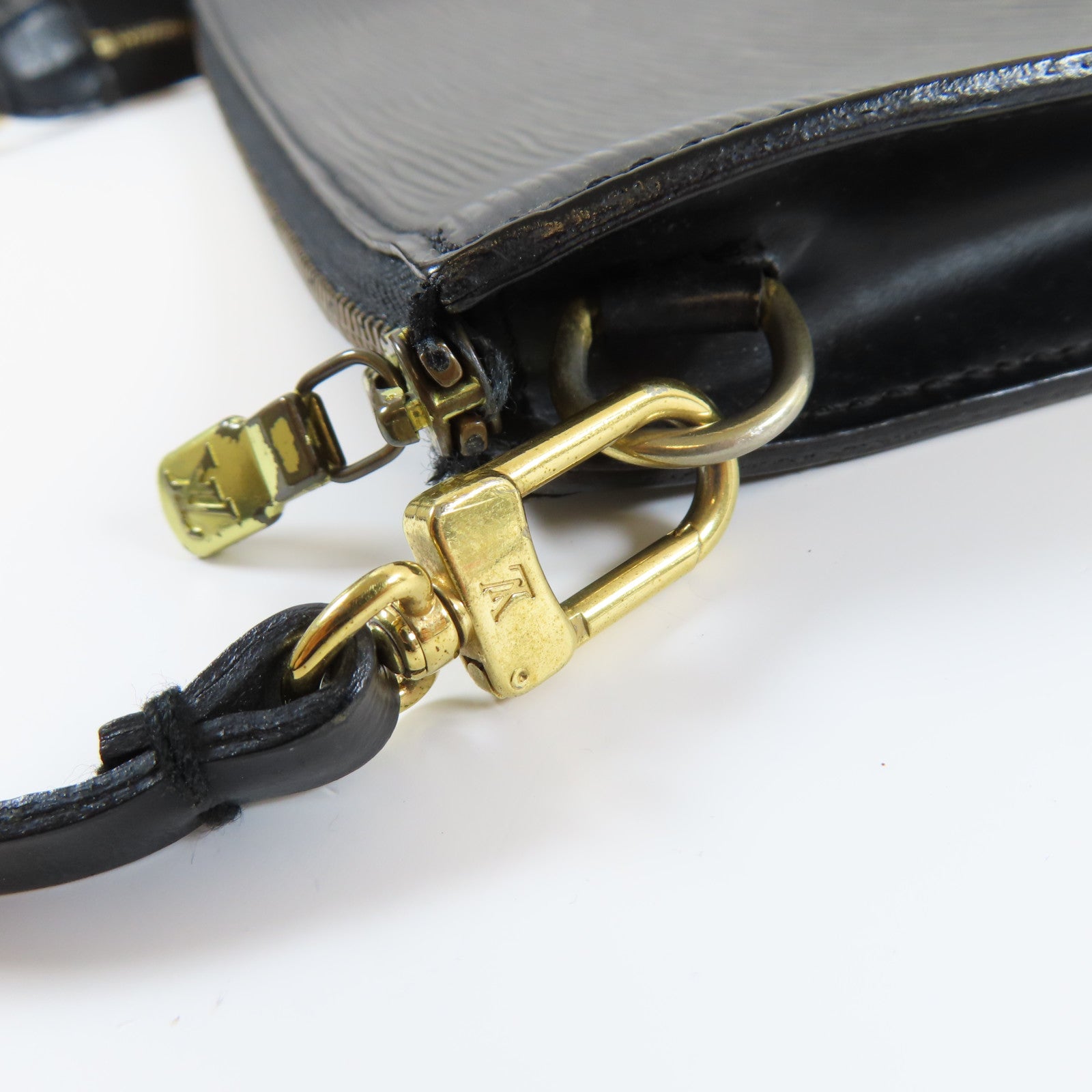 LOUIS VUITTON 【激減優惠】Epi Pochette Accessoires金扣肩背袋黑色