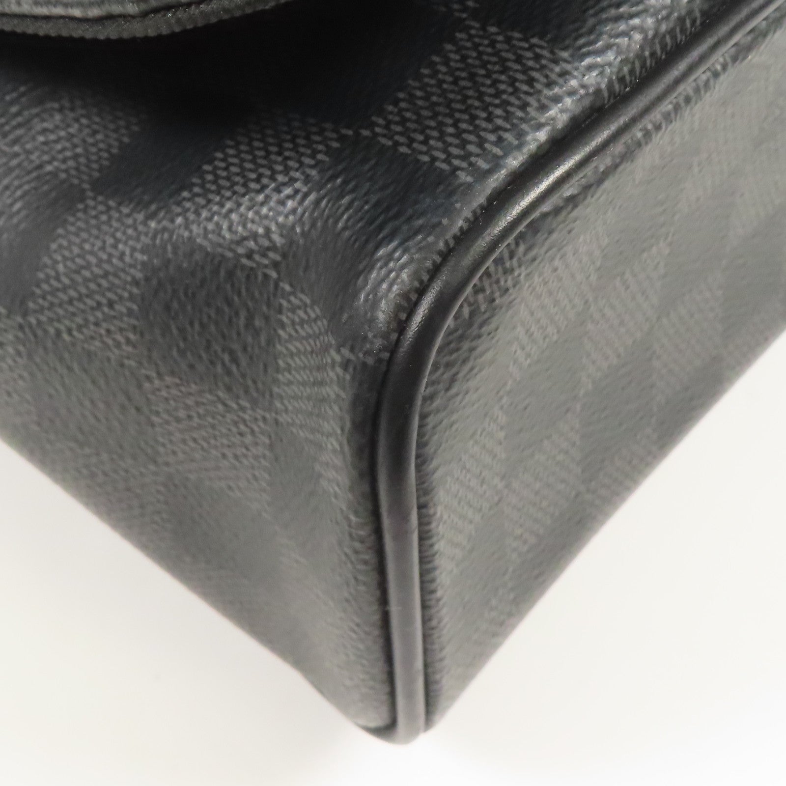 LOUIS VUITTON Damier Graphite District MM銀扣肩背袋
