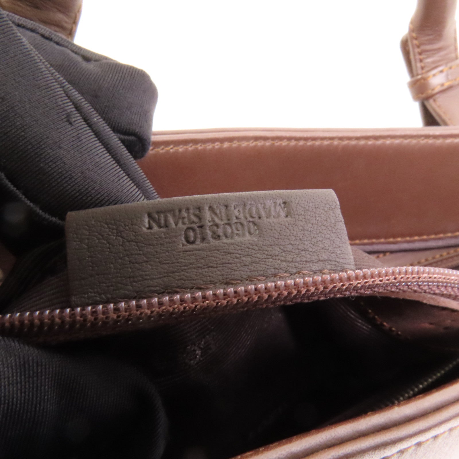 LOEWE 牛皮皮革Handbag銀扣手挽袋