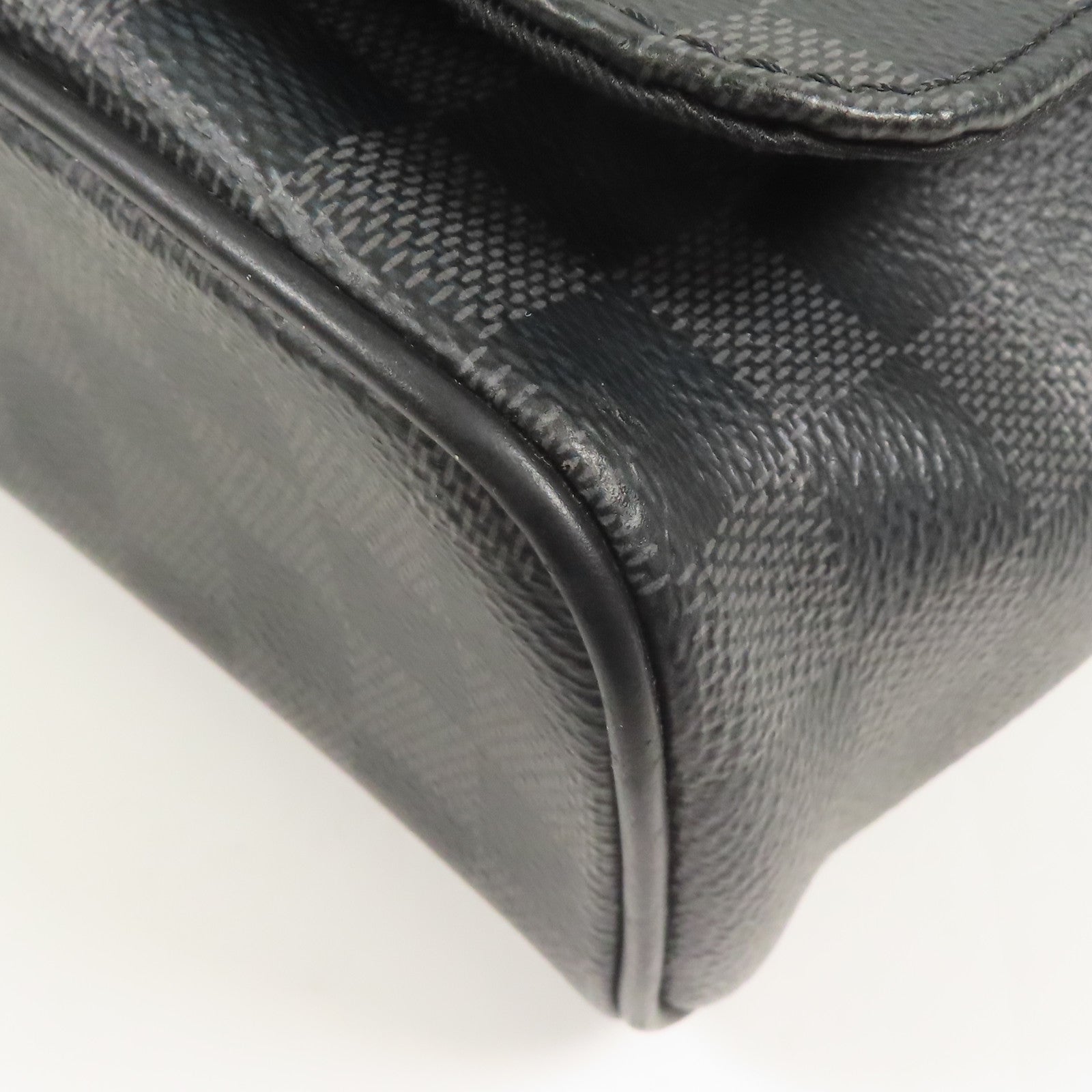 LOUIS VUITTON Damier Graphite District MM銀扣肩背袋