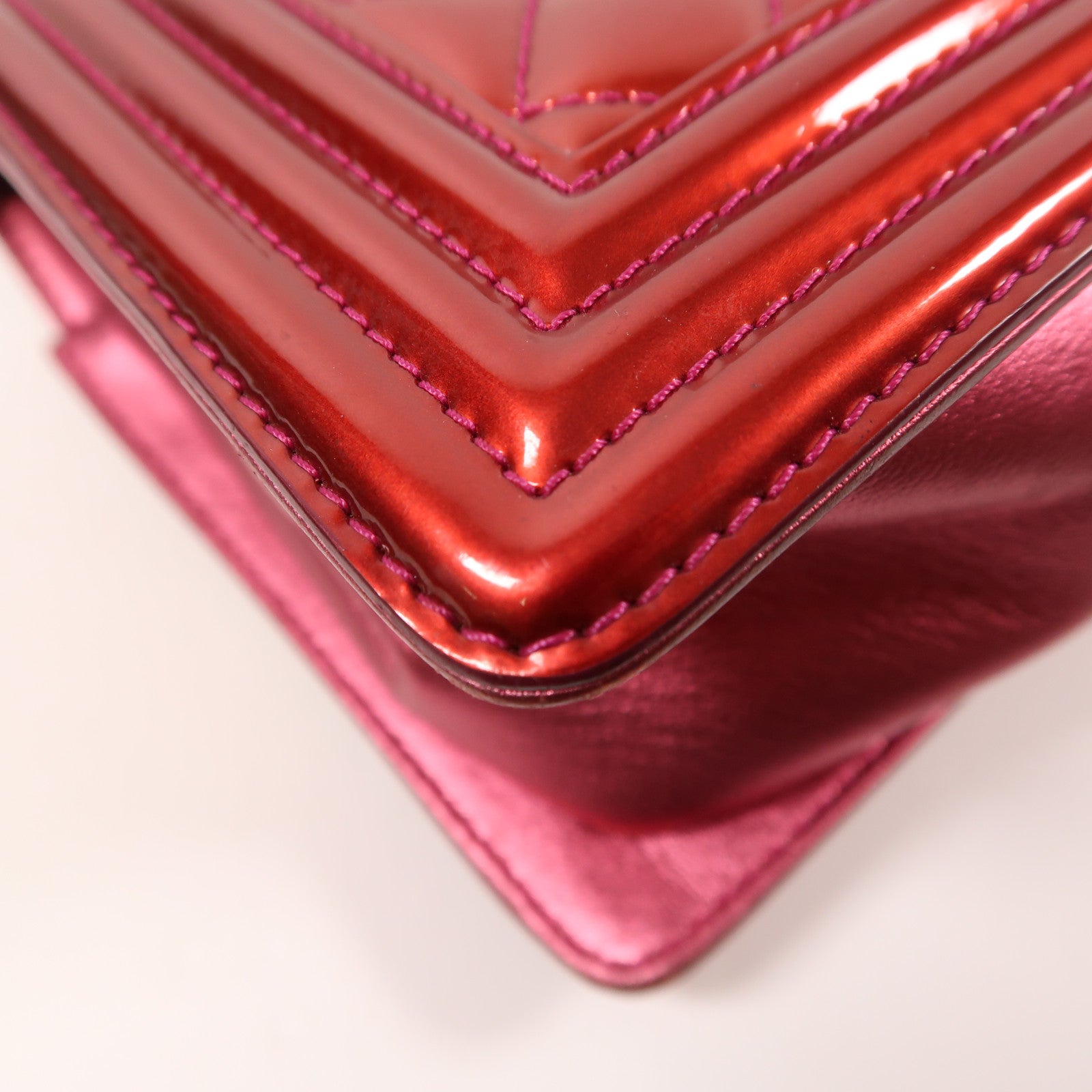 CHANEL 漆皮皮革Boy Chanel鏈帶肩背袋