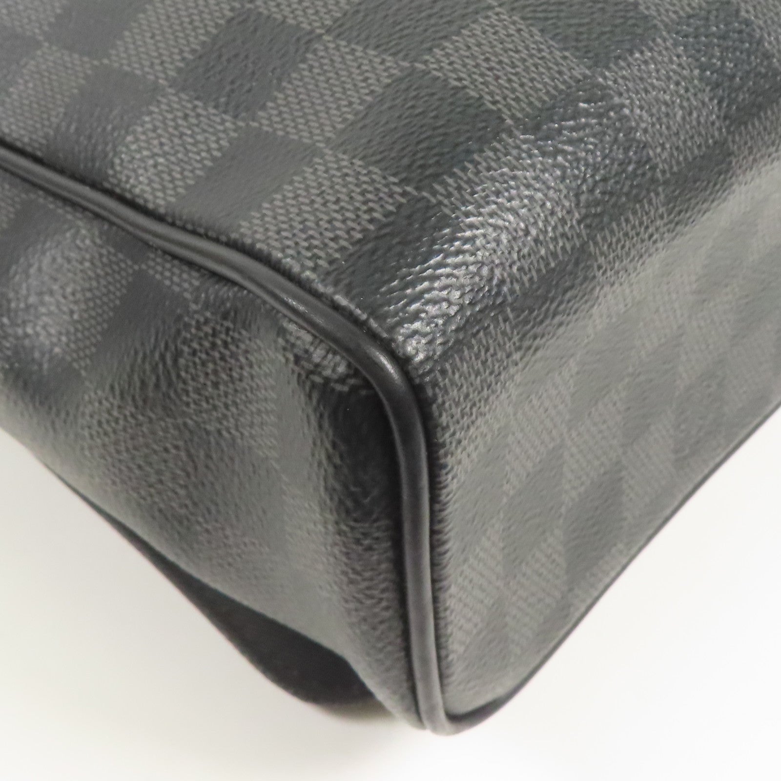 LOUIS VUITTON Damier Graphite District MM銀扣肩背袋