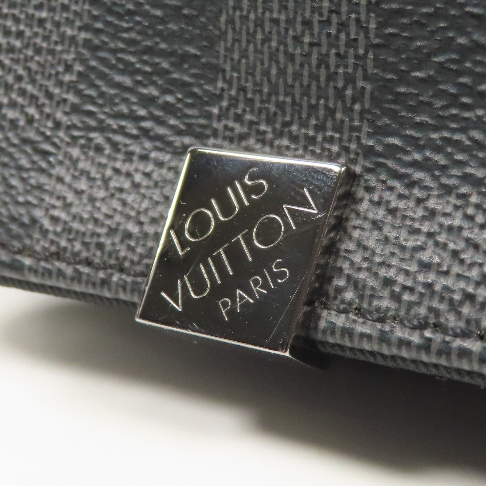 LOUIS VUITTON Damier Graphite District MM銀扣肩背袋