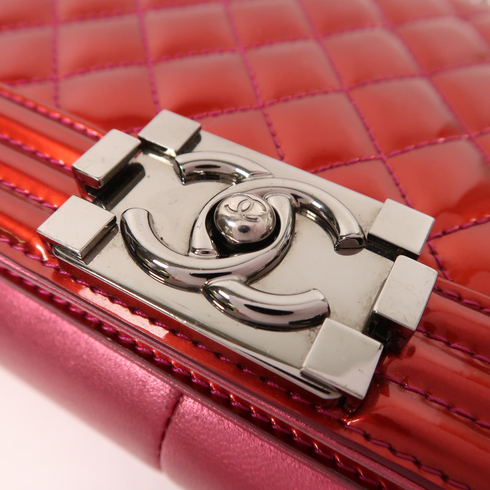 CHANEL 漆皮皮革Boy Chanel鏈帶肩背袋