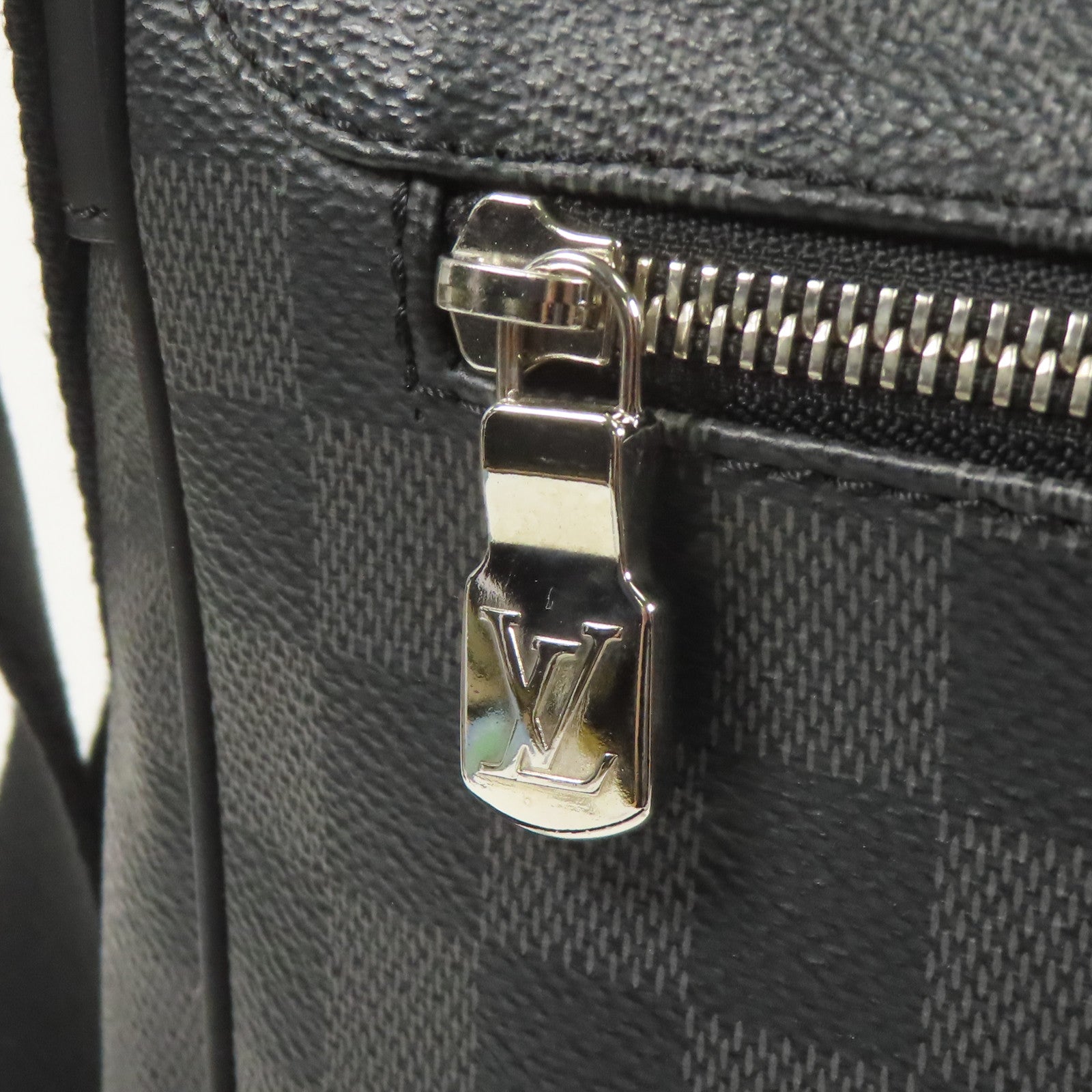 LOUIS VUITTON Damier Graphite District MM銀扣肩背袋