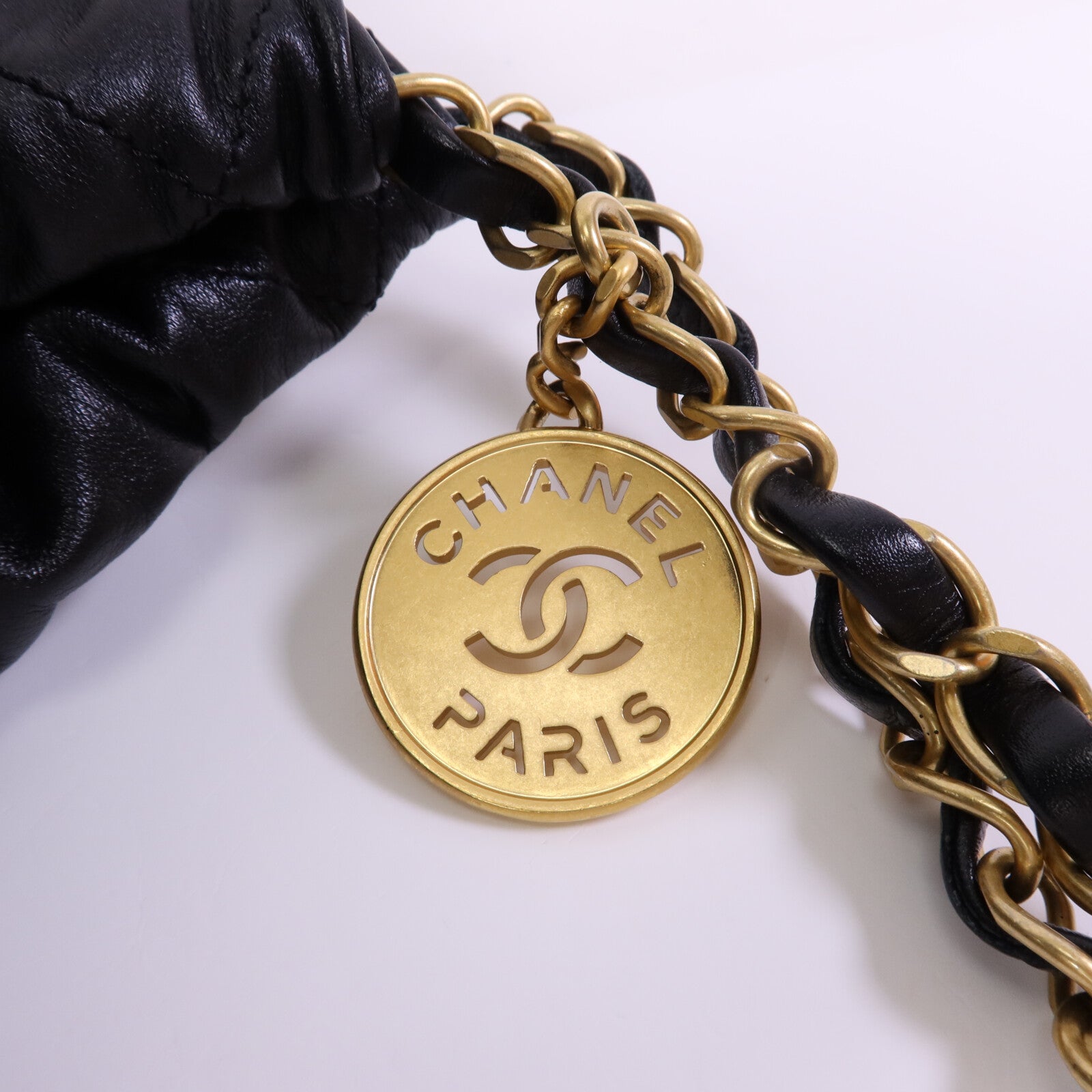 CHANEL 牛皮皮革Chanel 22 Medium金扣鏈帶肩背袋