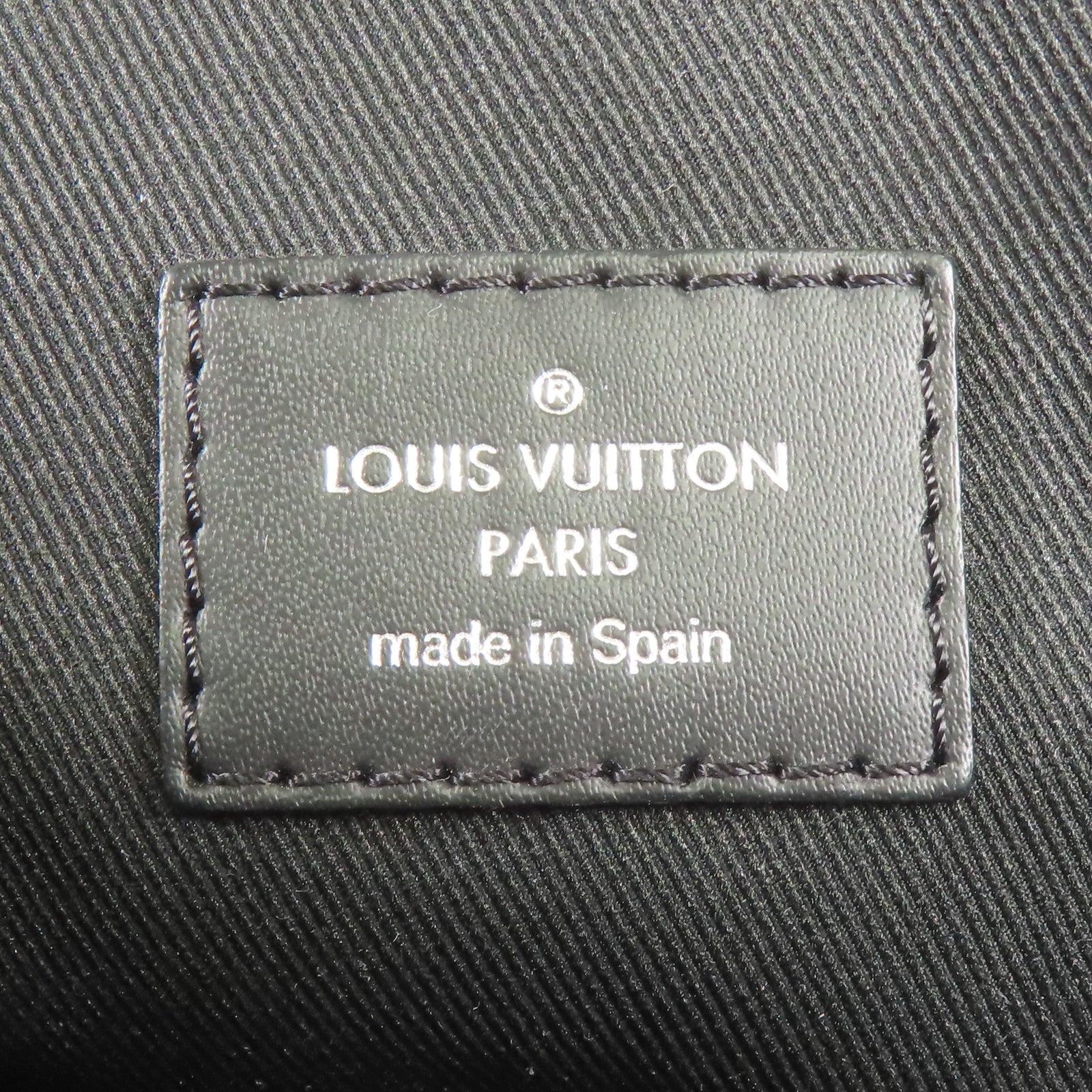 LOUIS VUITTON Damier Graphite District MM銀扣肩背袋