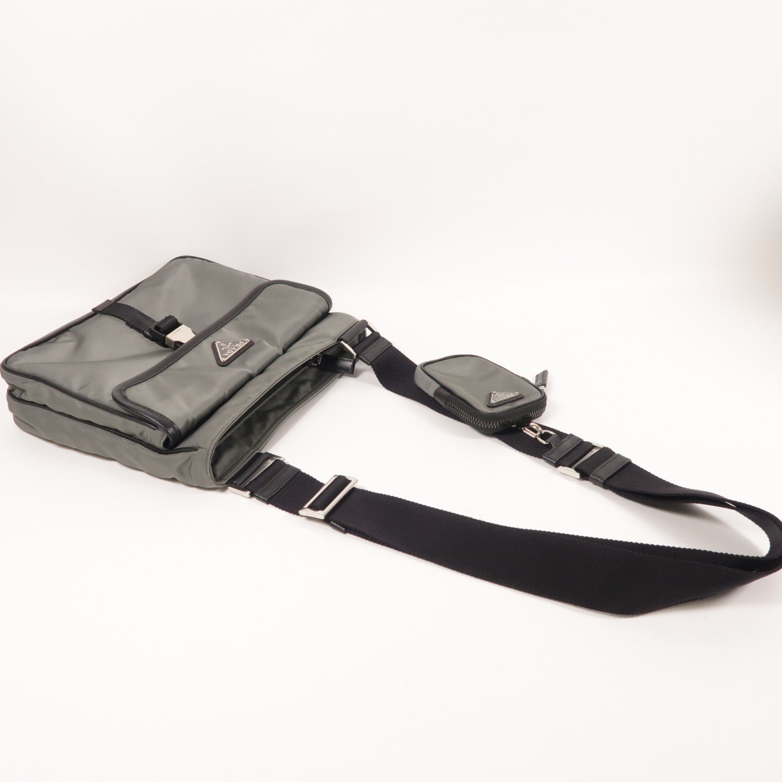 PRADA 尼龍Shoulder Bag銀扣肩背袋