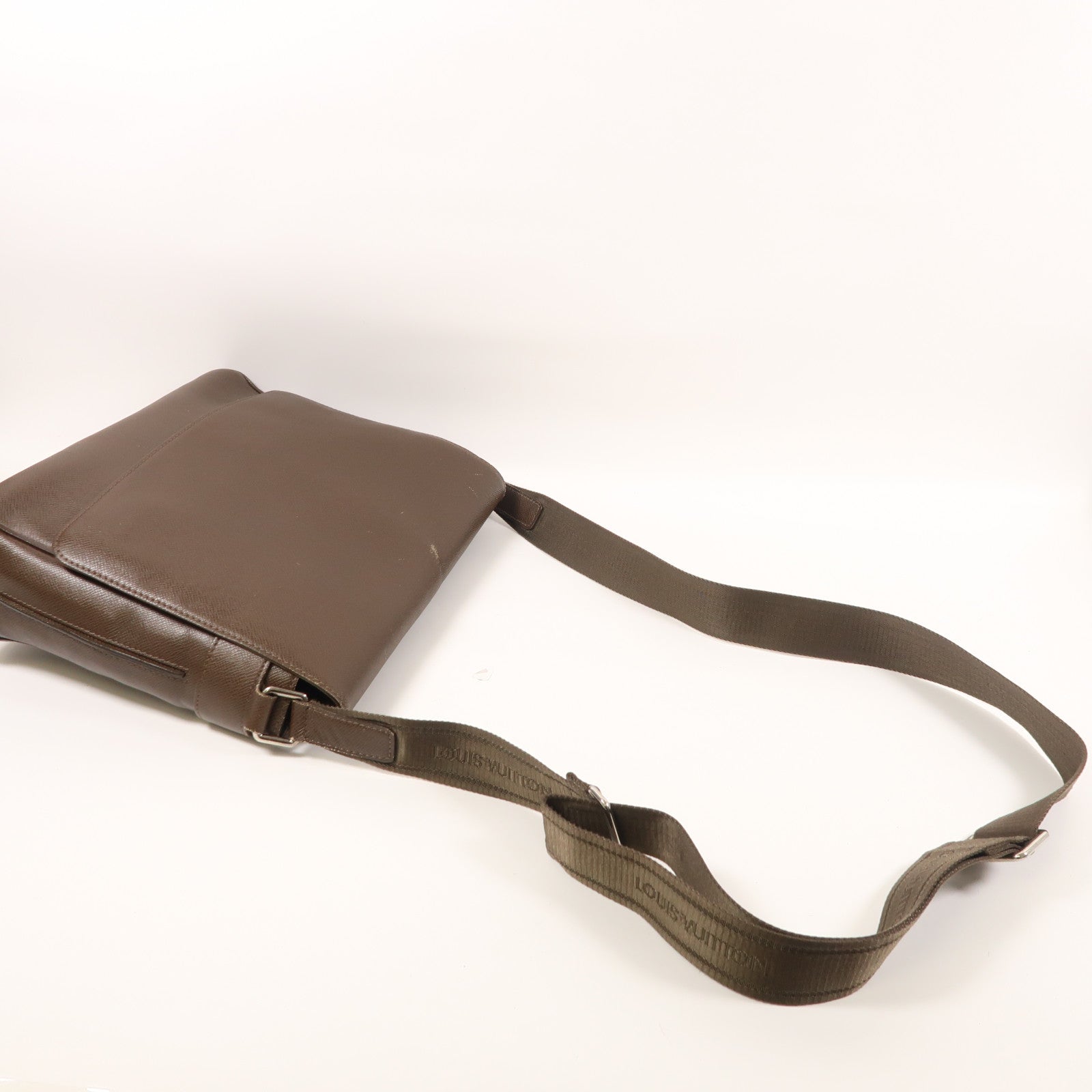 LOUIS VUITTON Taiga Roman PM銀扣肩背袋