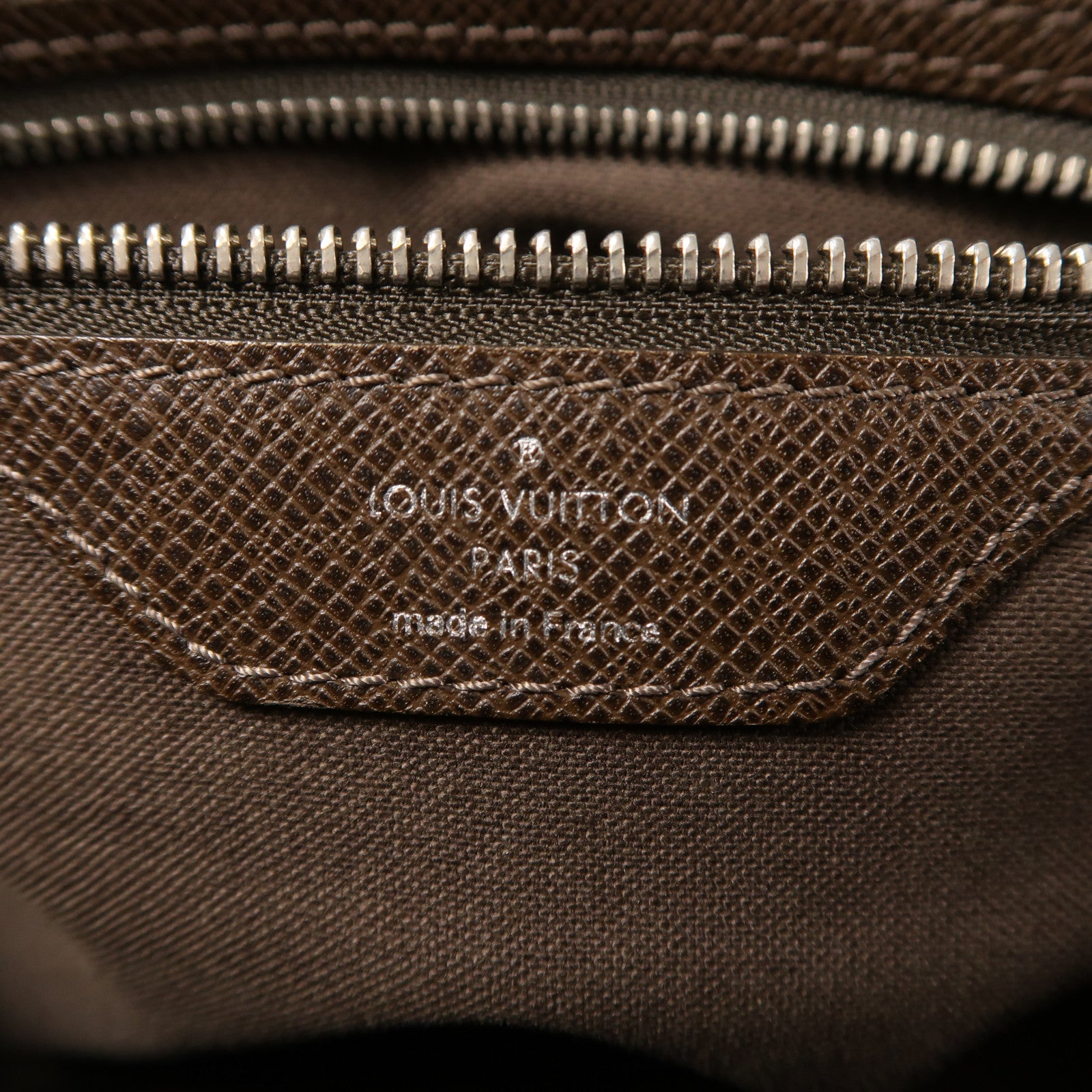 LOUIS VUITTON Taiga Roman PM銀扣肩背袋