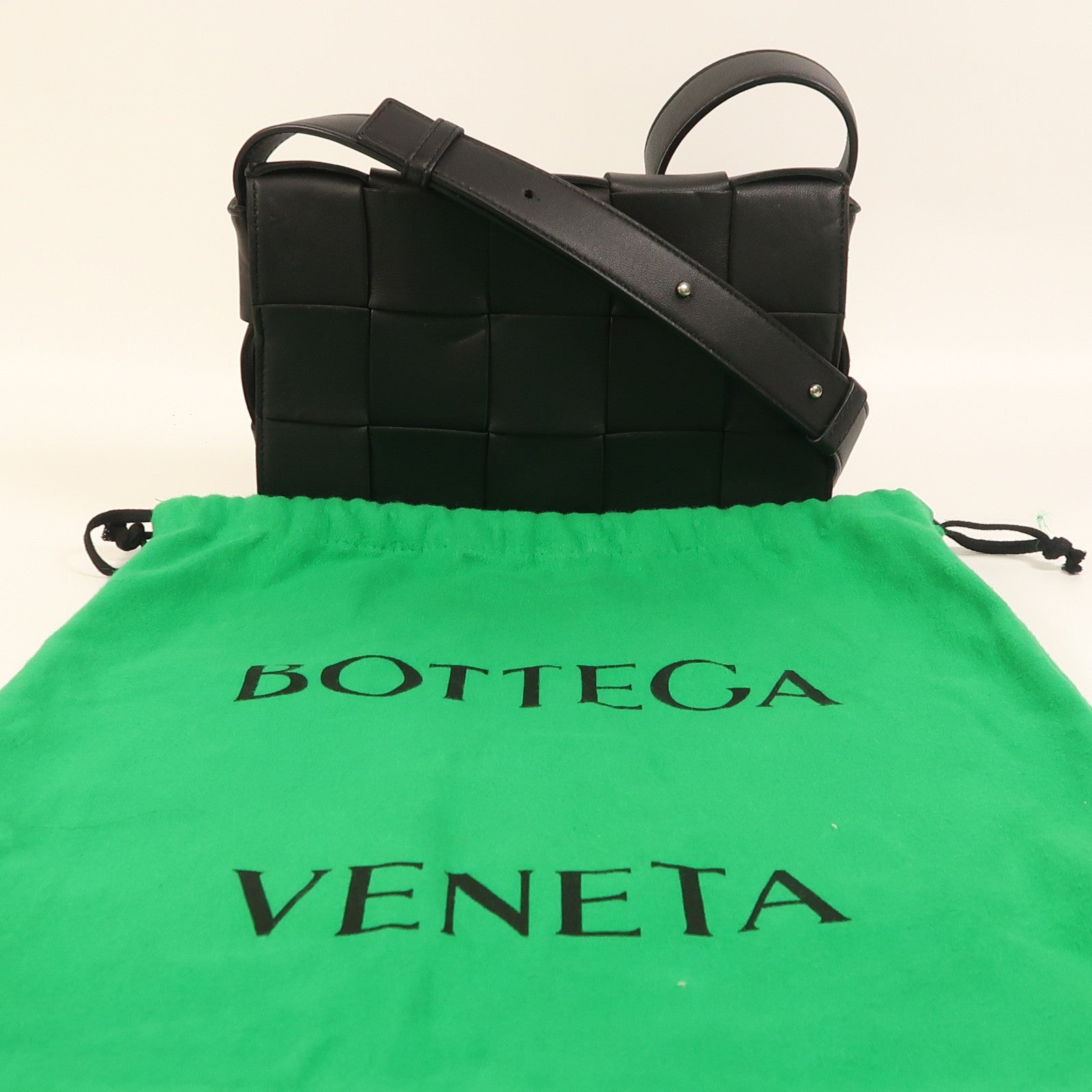 BOTTEGA VENETA 牛皮皮革Cassette Bag銀扣肩背袋