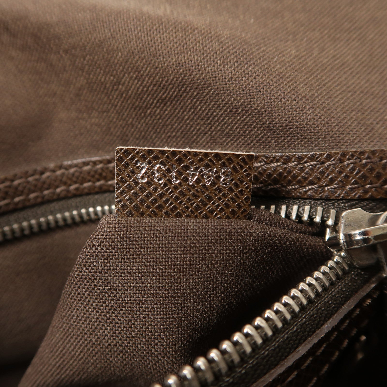 LOUIS VUITTON Taiga Roman PM銀扣肩背袋