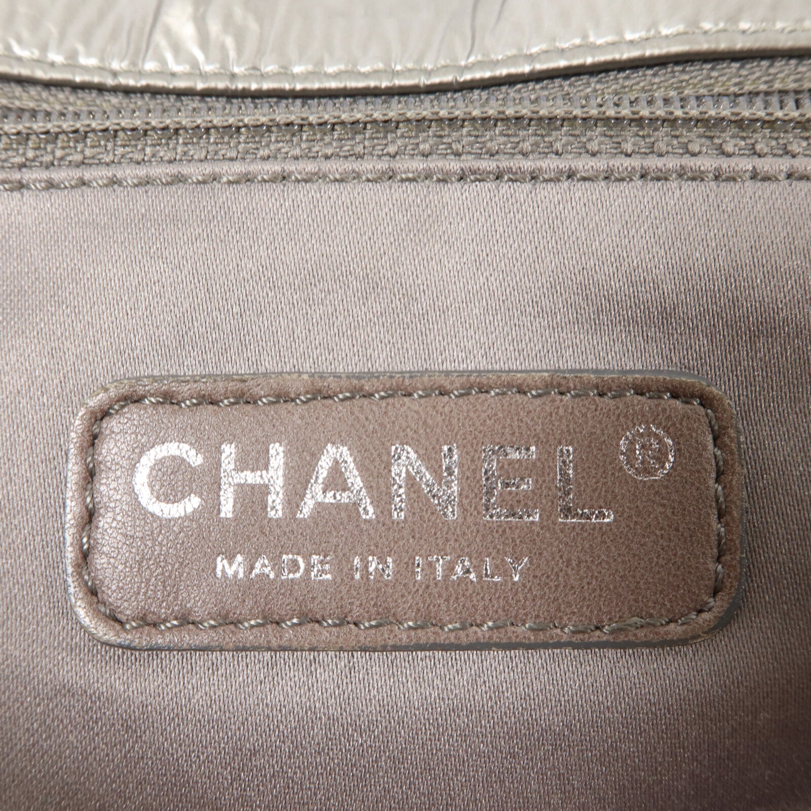 CHANEL 漆皮皮革Graphic Edge Flap鏈帶肩背袋