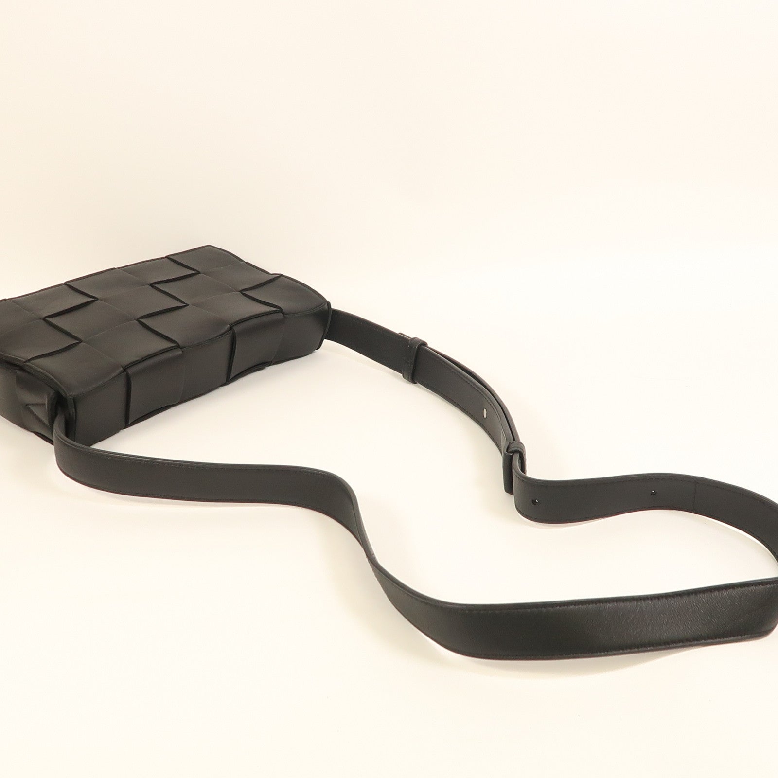 BOTTEGA VENETA 牛皮皮革Cassette Bag銀扣肩背袋