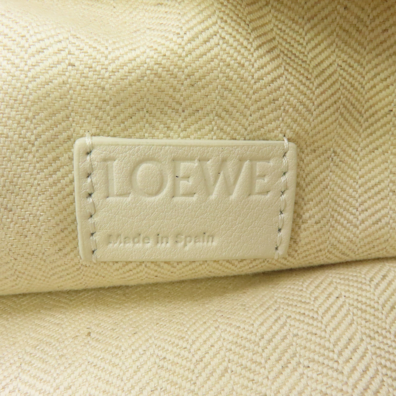 LOEWE 帆布Cubi Bag銀扣肩背袋米色