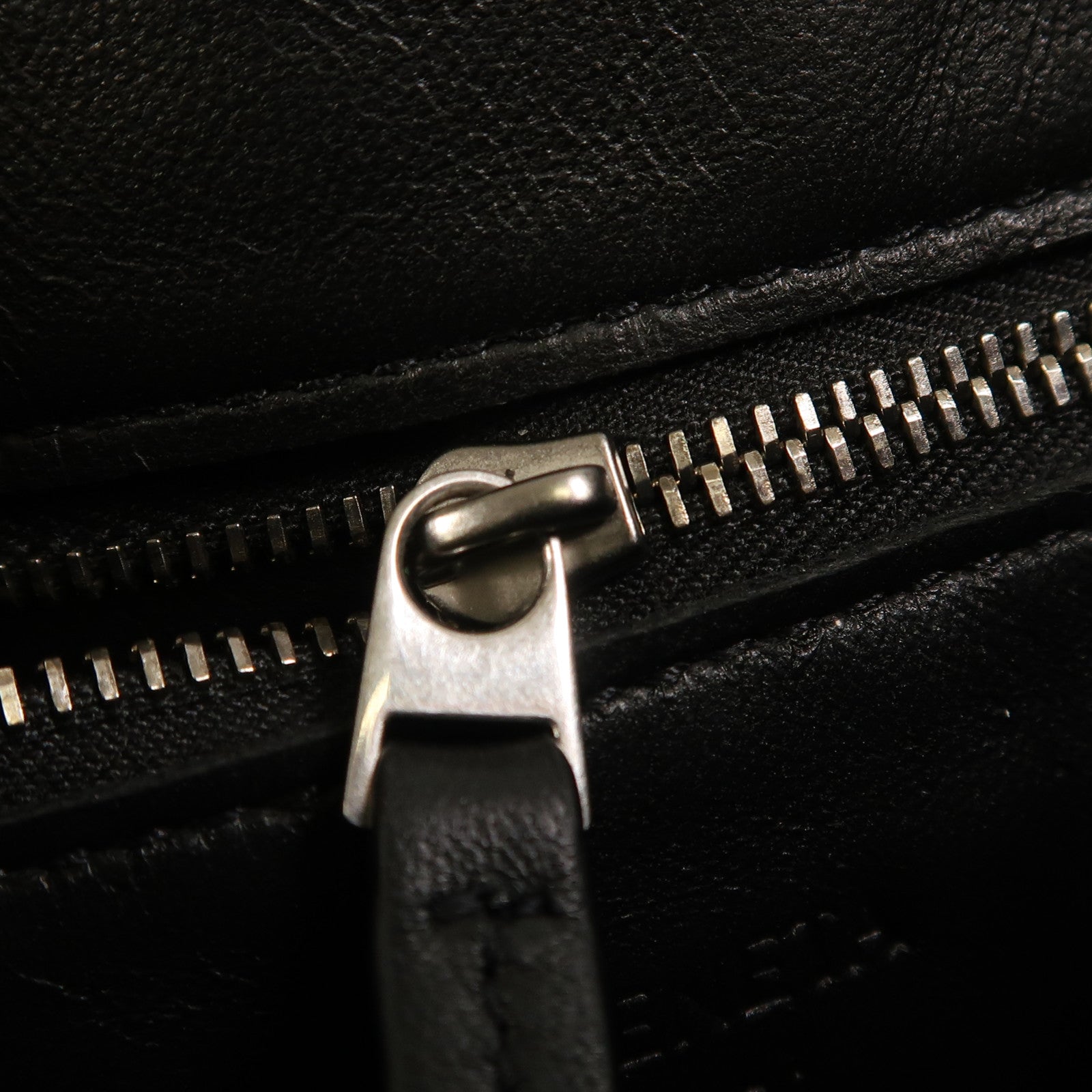 BOTTEGA VENETA 牛皮皮革Cassette Bag銀扣肩背袋