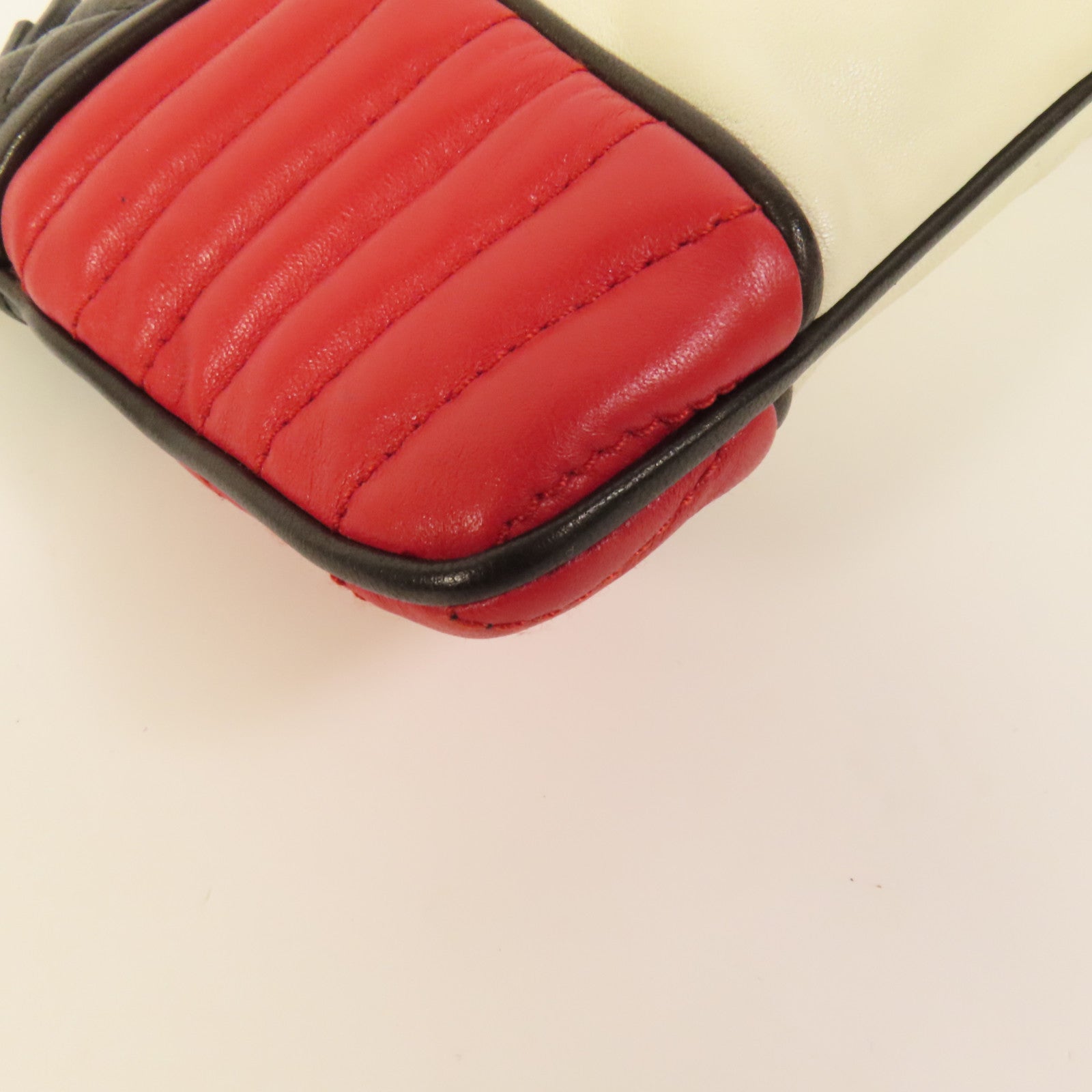 Miu Miu 羊皮皮革Pouch金扣手拿包