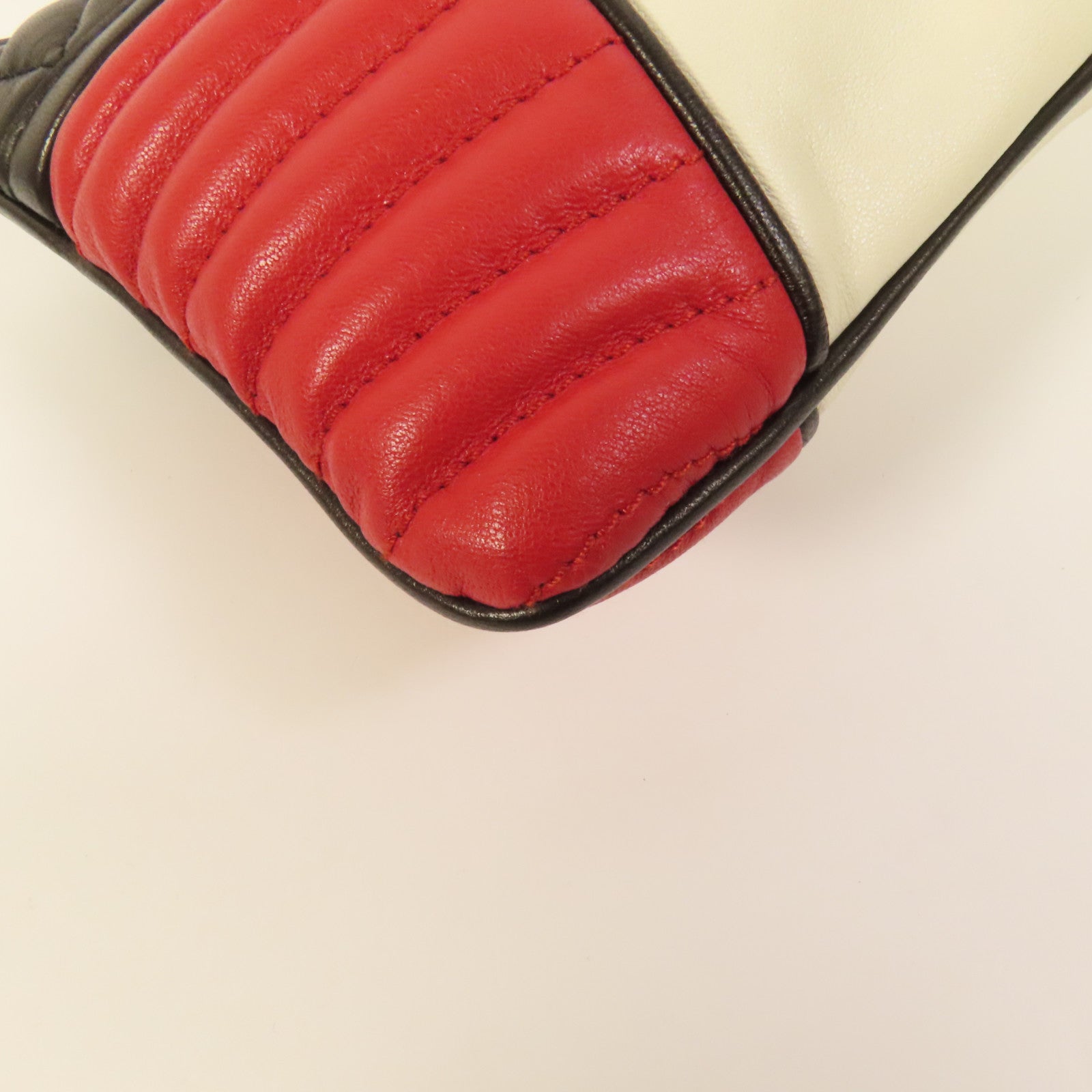 Miu Miu 羊皮皮革Pouch金扣手拿包