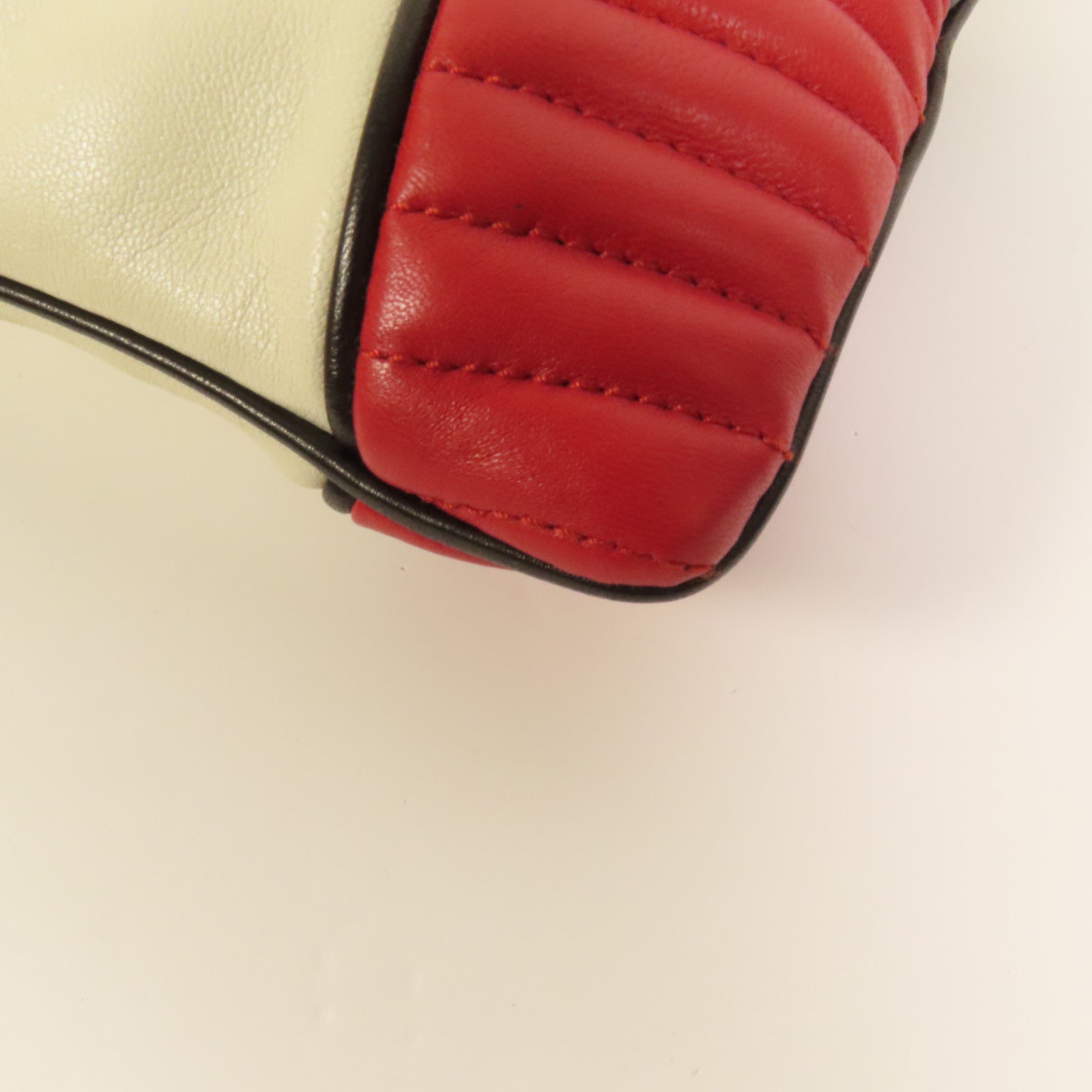 Miu Miu 羊皮皮革Pouch金扣手拿包