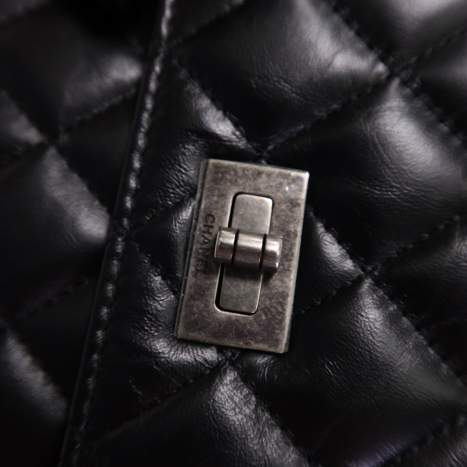 CHANEL 牛皮皮革2.55 Reissue鏈帶肩背袋