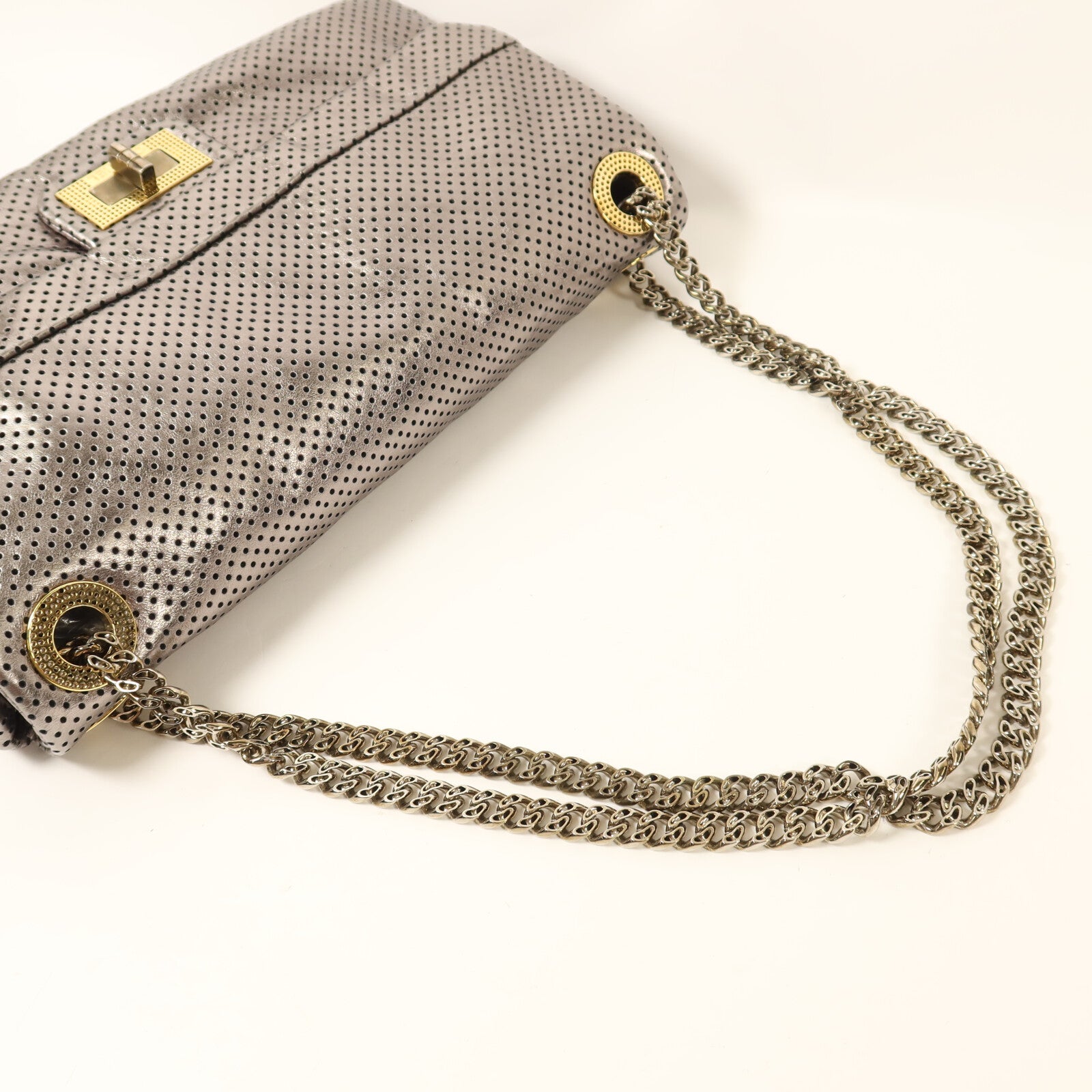 CHANEL 牛皮皮革2.55 Drill Flap Bag鏈帶肩背袋