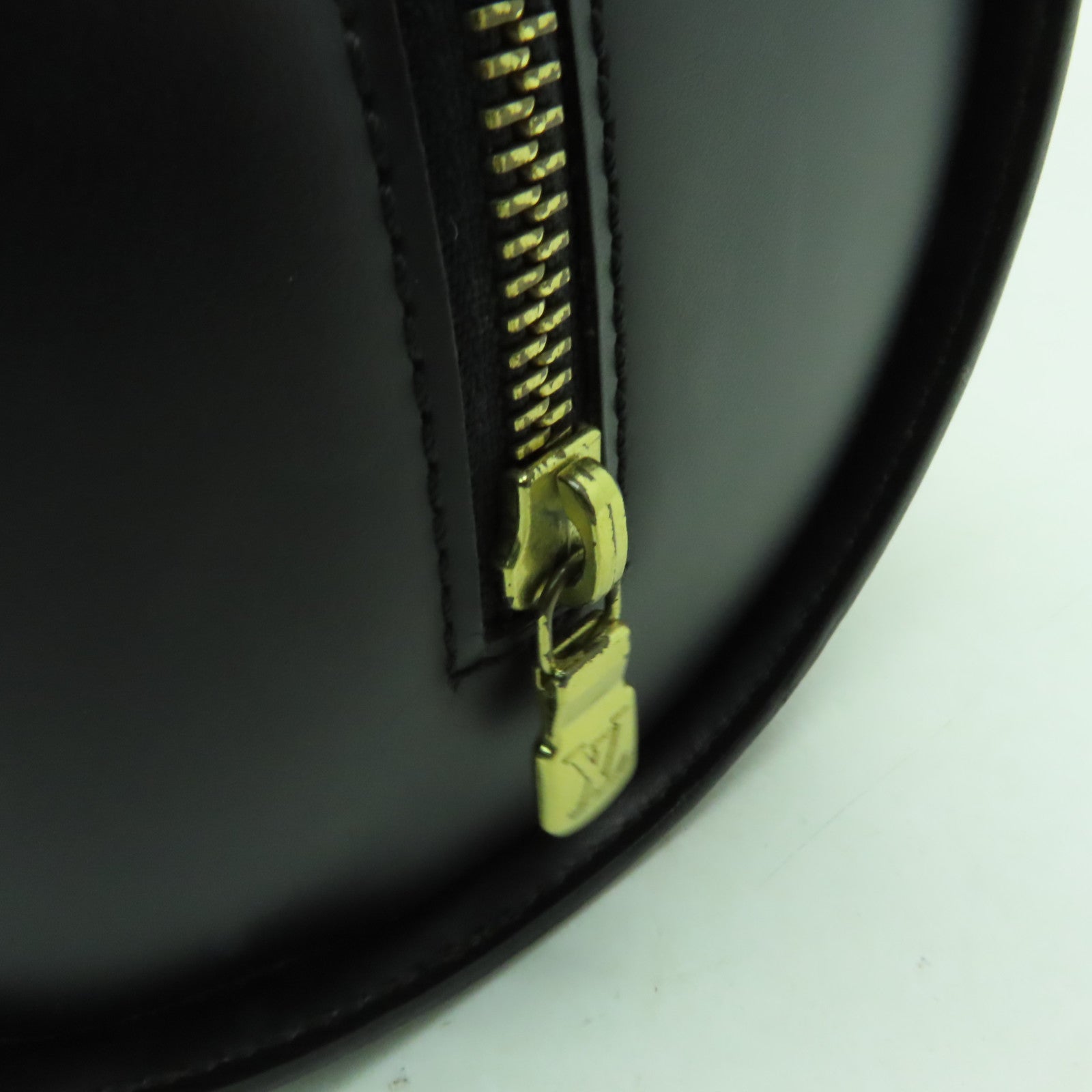 LOUIS VUITTON 【激減優惠】Epi Soufflot金扣手挽袋黒色
