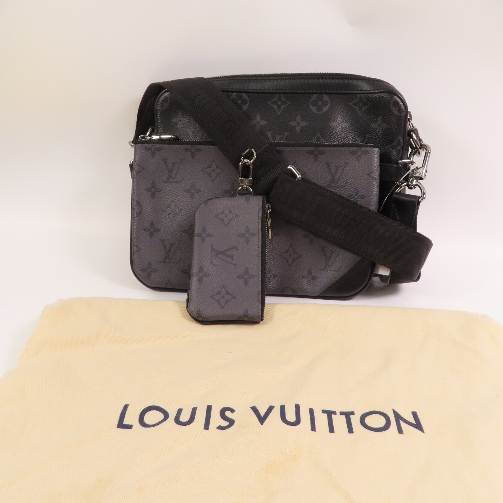 LOUIS VUITTON Monogram Eclipse Reverse Trio Messenger銀扣肩背袋灰色