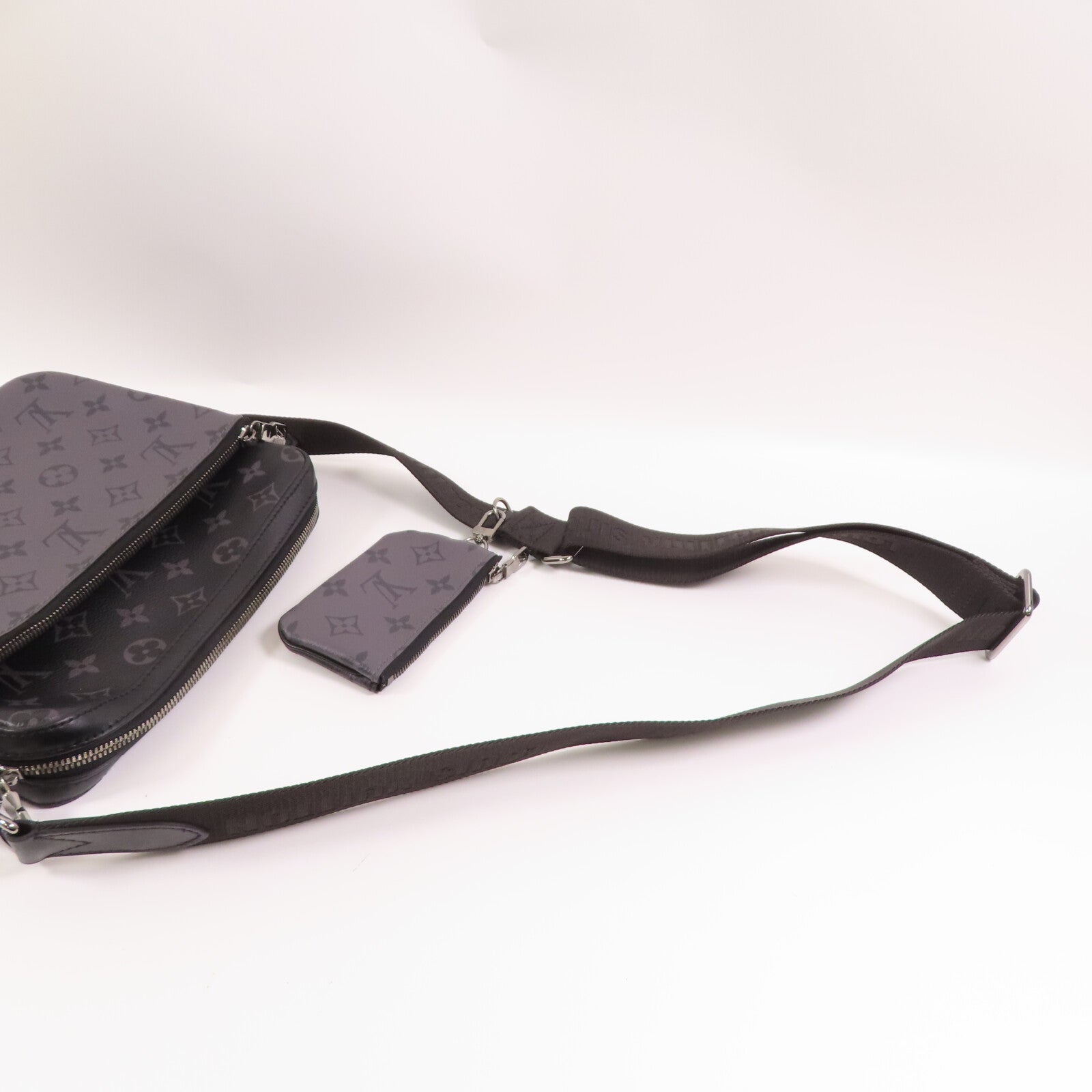 LOUIS VUITTON Monogram Eclipse Reverse Trio Messenger銀扣肩背袋灰色