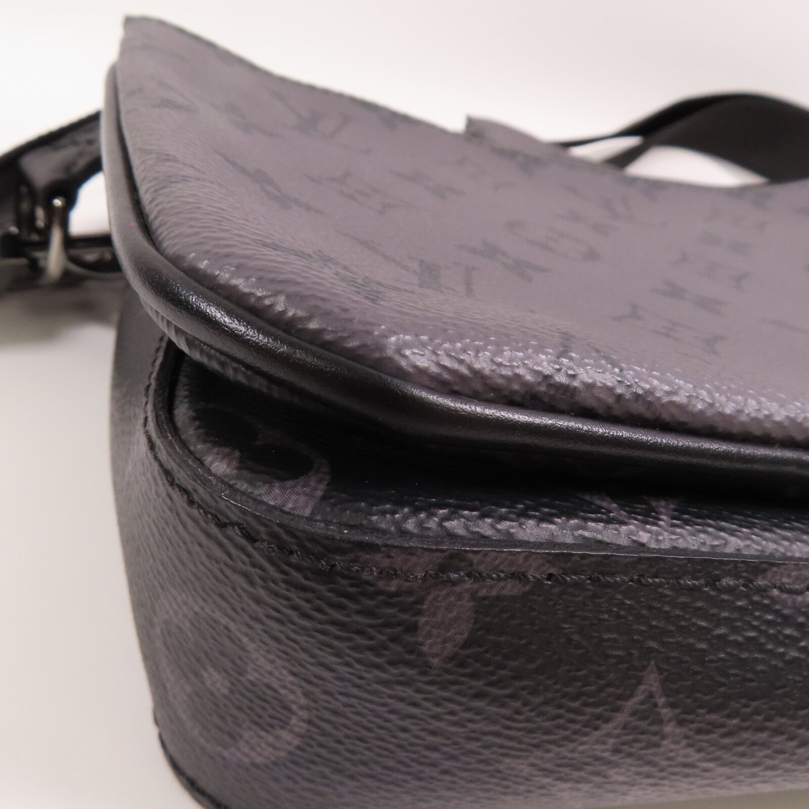 LOUIS VUITTON Monogram Eclipse Reverse Trio Messenger銀扣肩背袋灰色