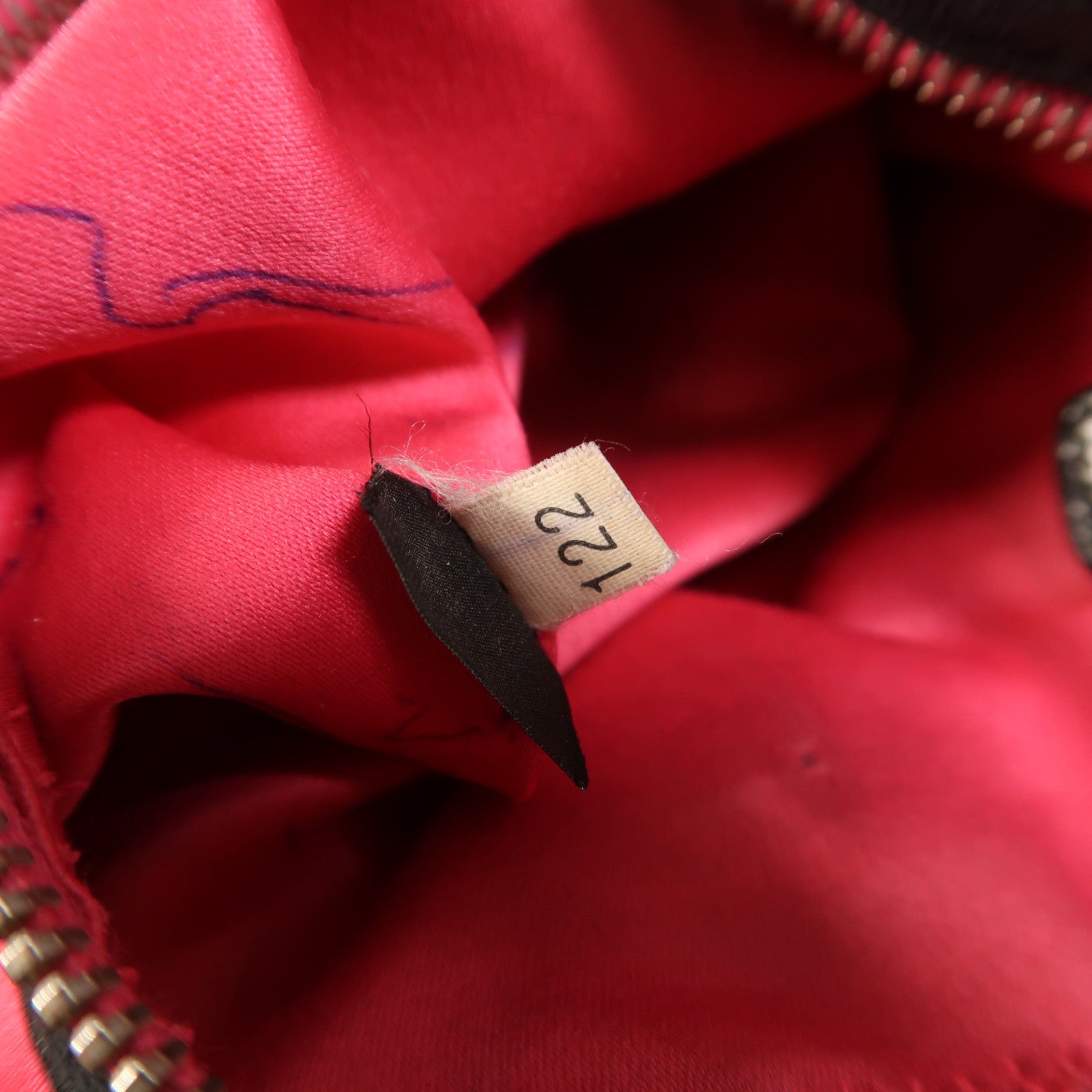 Miu Miu 牛皮皮革Shoulder Bag銀扣肩背袋