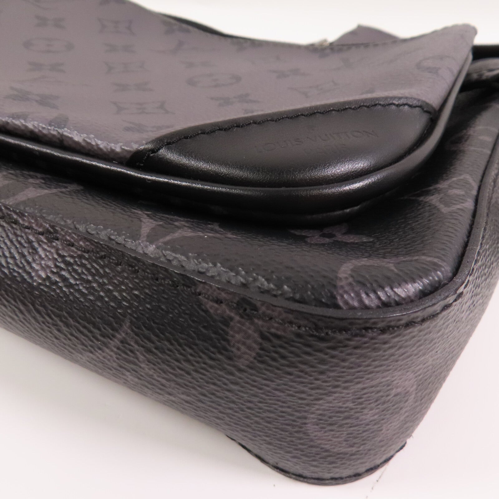 LOUIS VUITTON Monogram Eclipse Reverse Trio Messenger銀扣肩背袋灰色