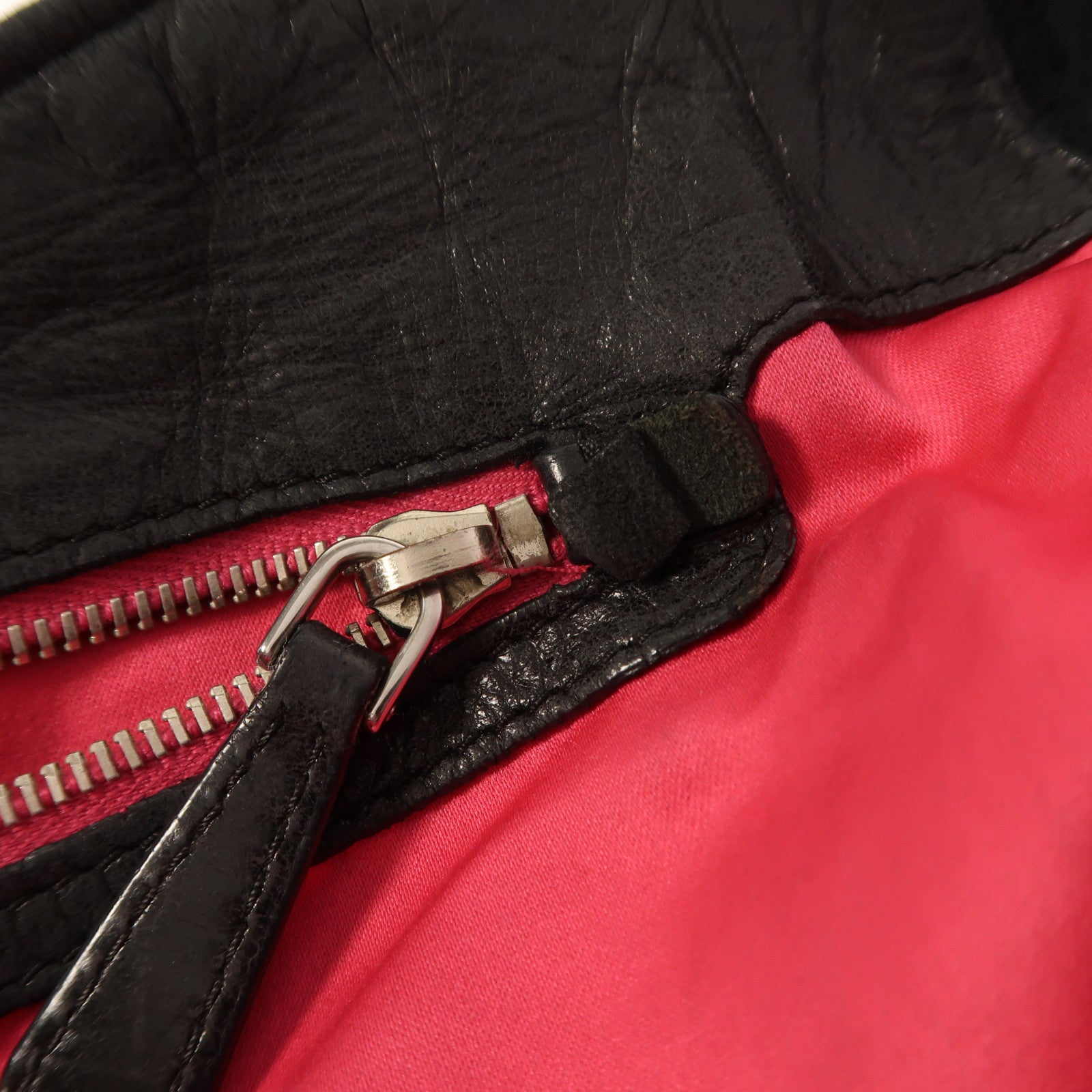 Miu Miu 牛皮皮革Shoulder Bag銀扣肩背袋