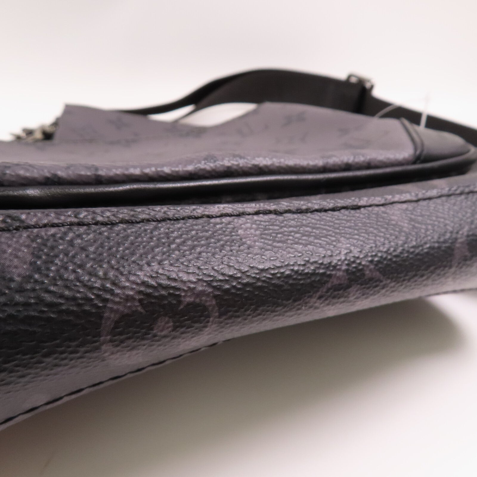 LOUIS VUITTON Monogram Eclipse Reverse Trio Messenger銀扣肩背袋灰色