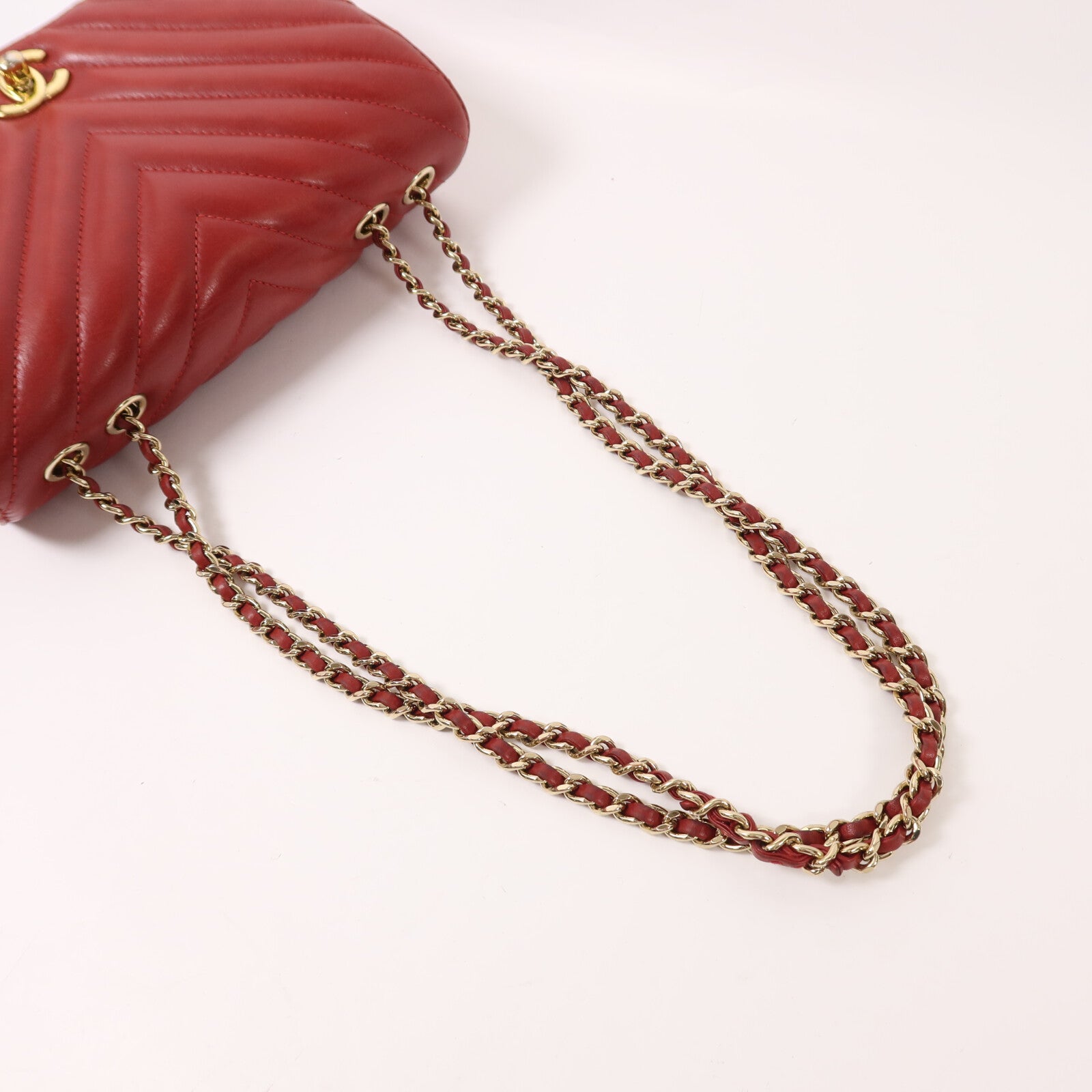 CHANEL 牛皮皮革Chevron Flap Bag金扣鏈帶肩背袋
