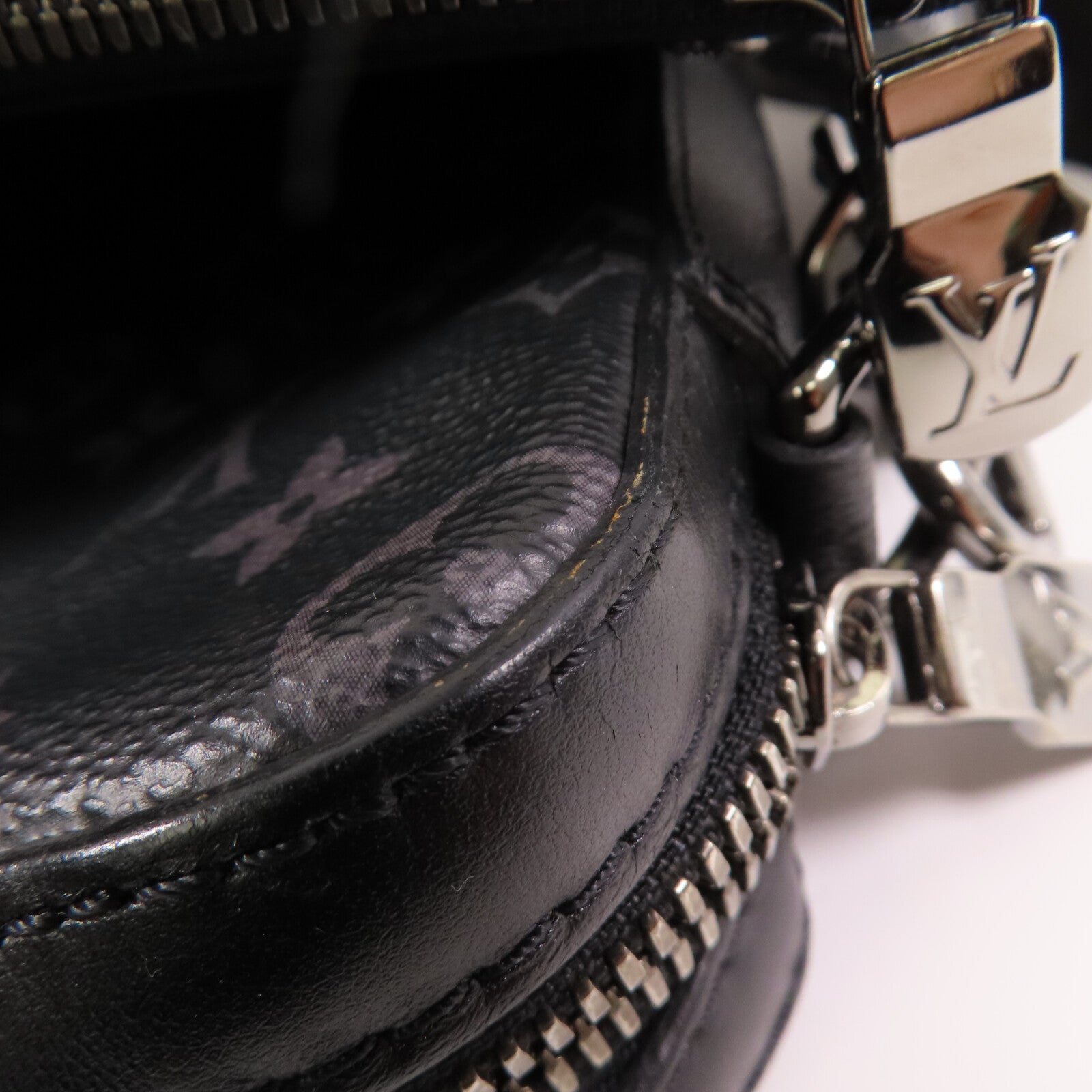 LOUIS VUITTON Monogram Eclipse Reverse Trio Messenger銀扣肩背袋灰色