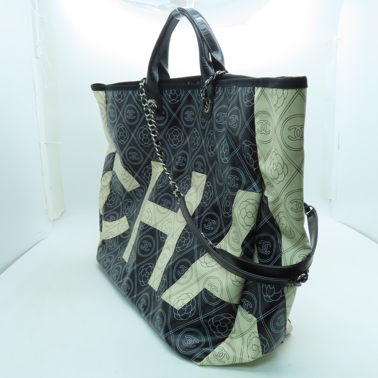 CHANEL 【激減優惠】塗層帆布Camellia Large Shopping Bag銀扣手挽袋黑色/白色