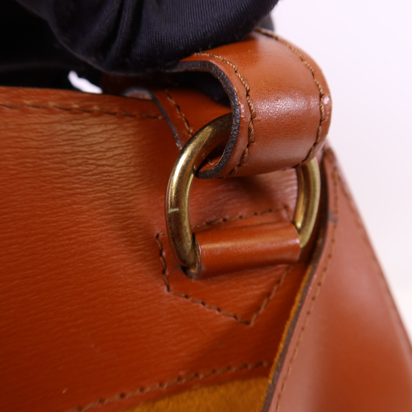 LOUIS VUITTON Epi Cluny金扣肩背袋